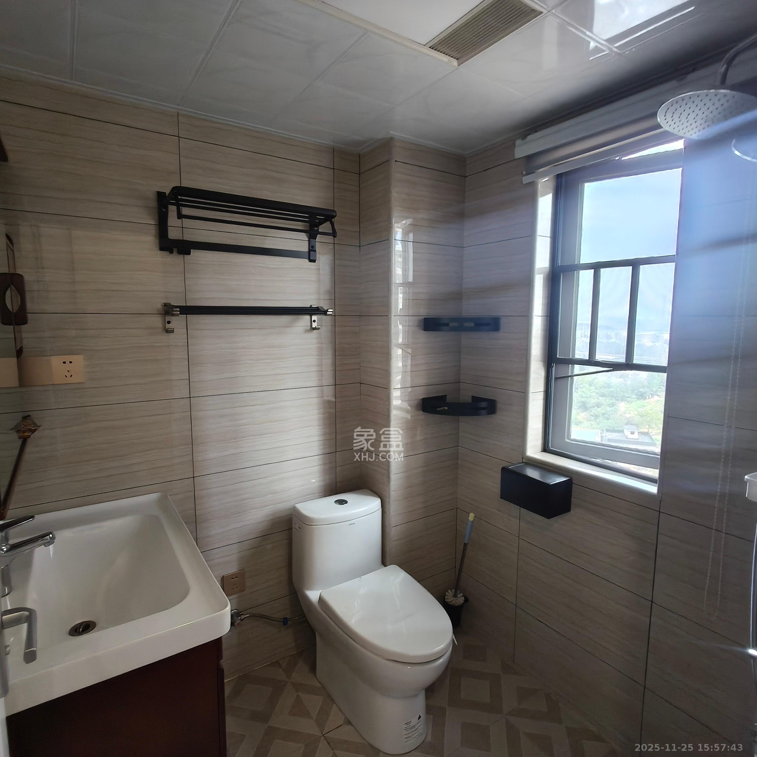 钱隆世家  4室2厅2卫    2600.0元/月室内图