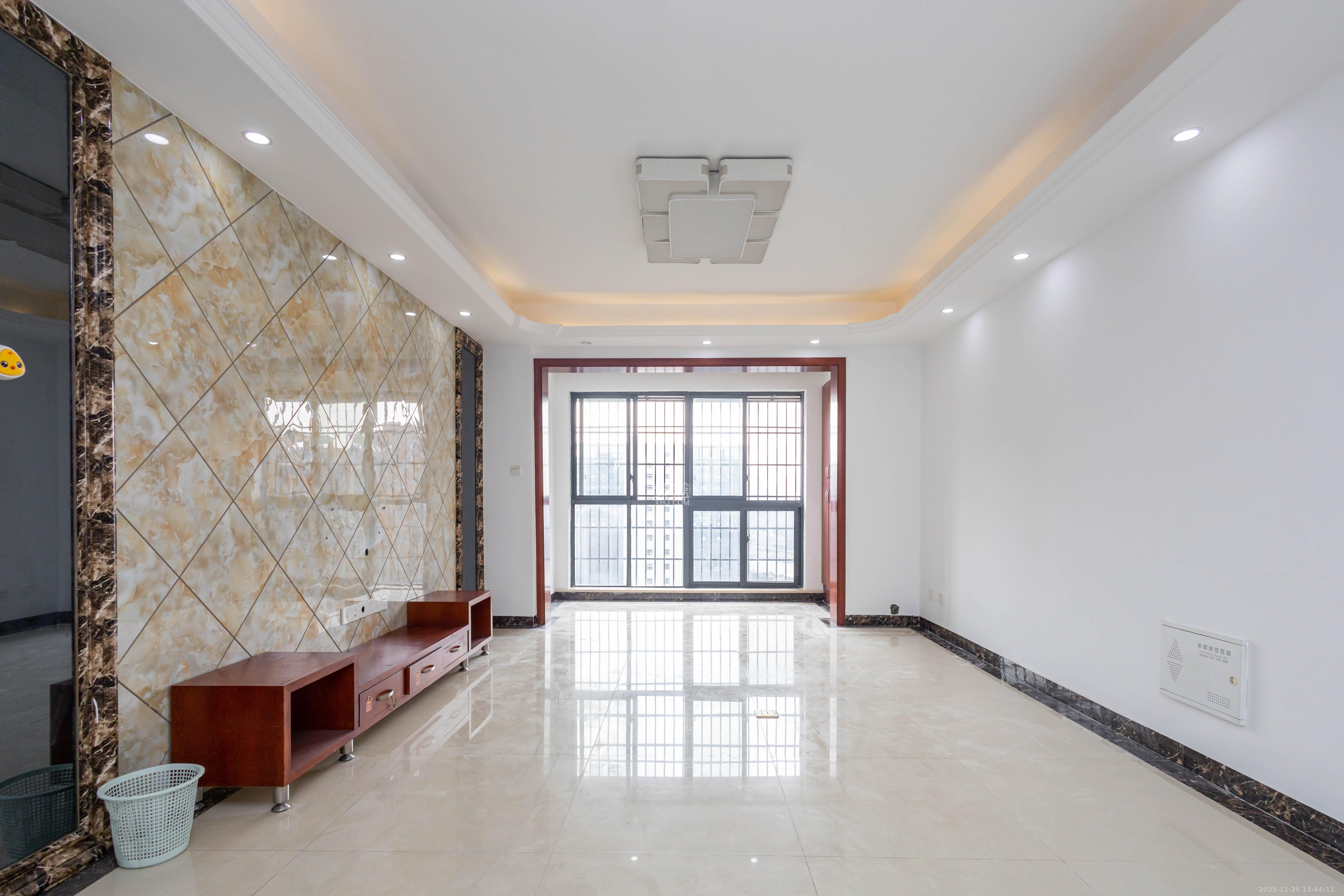 辉煌国际城一期 3室2厅2卫 115.0万 辉煌国际城一期 3室2厅2卫 115.0万客厅