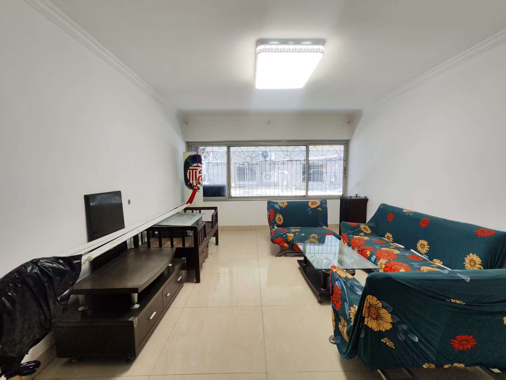 怡园小区  4室2厅2卫    55.8万室内图1