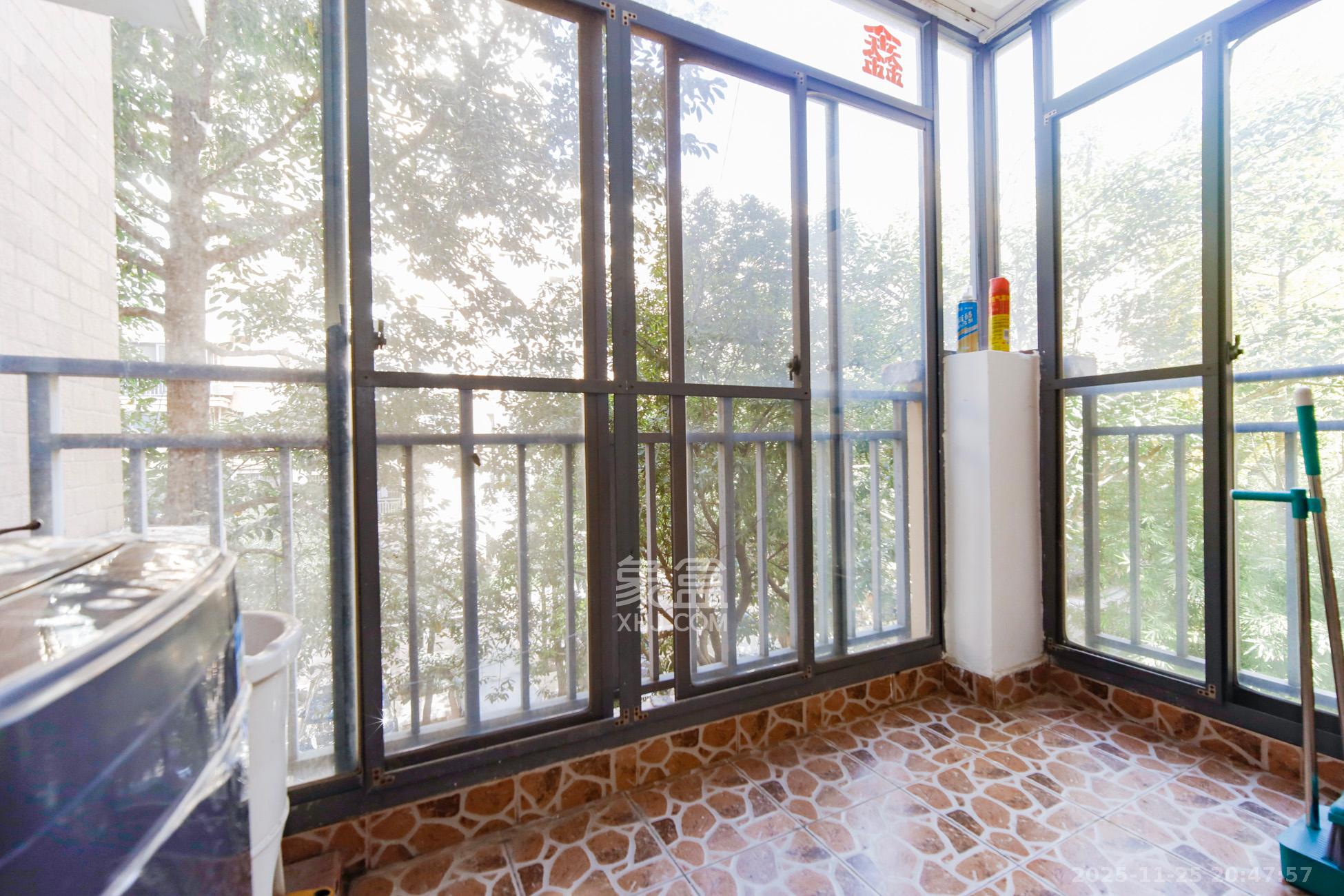 上海城小区  3室2厅2卫    100.0万阳台