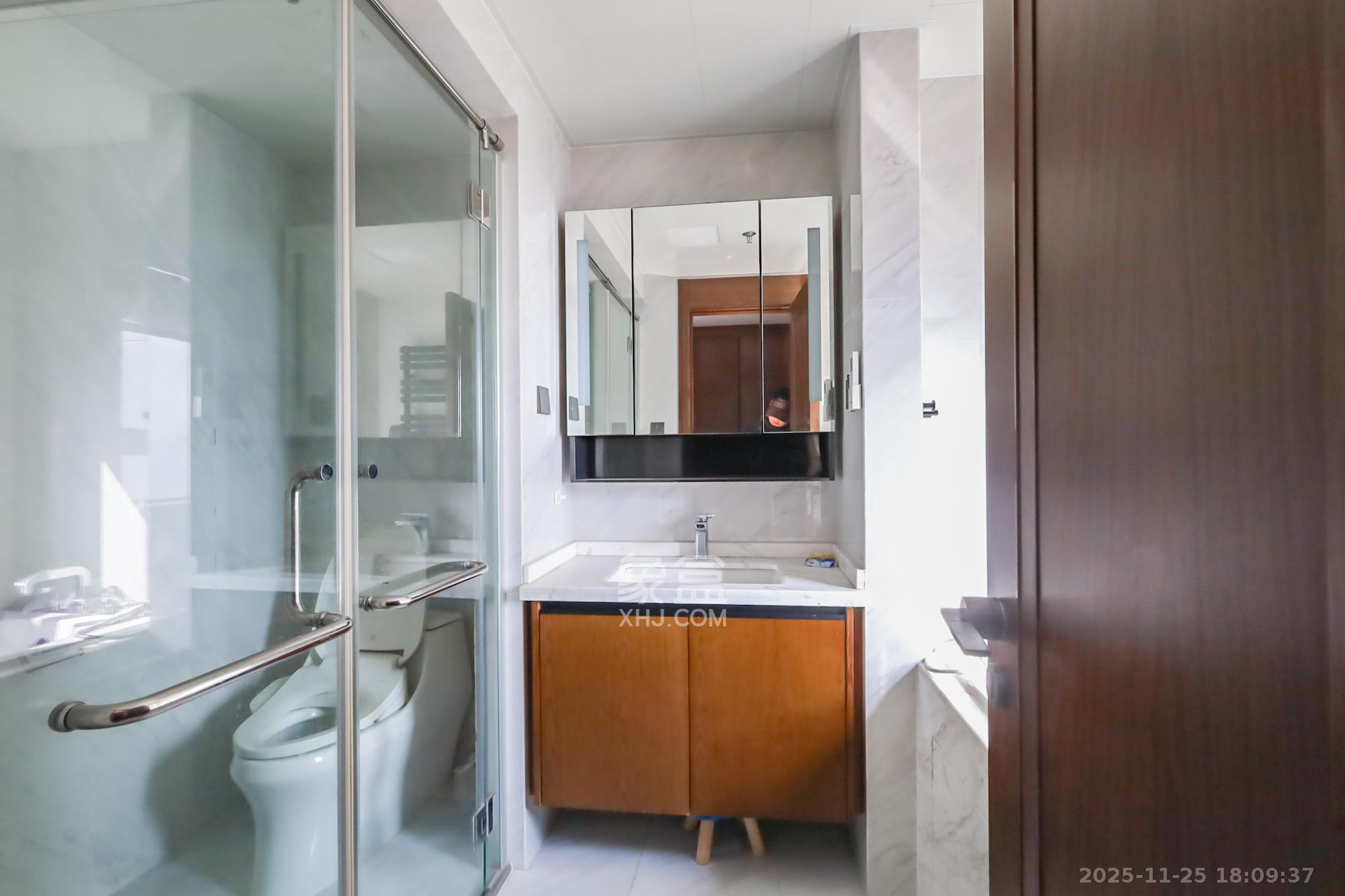 万科里金域国际  4室2厅2卫    350.0万卫生间