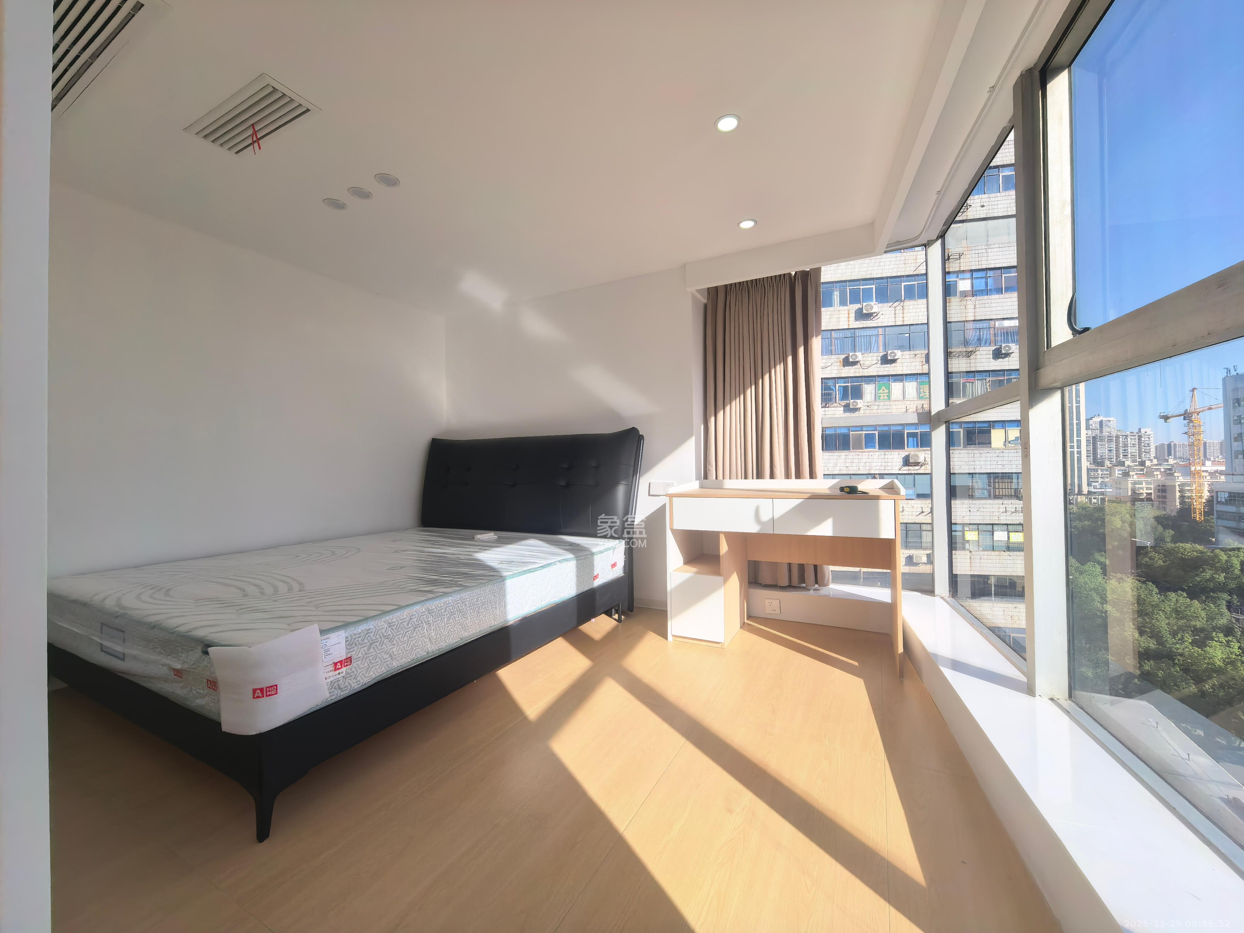 兴威名座 3室2厅1卫 3500.0元/月 兴威名座 3室2厅1卫 3500.0元/月室内图