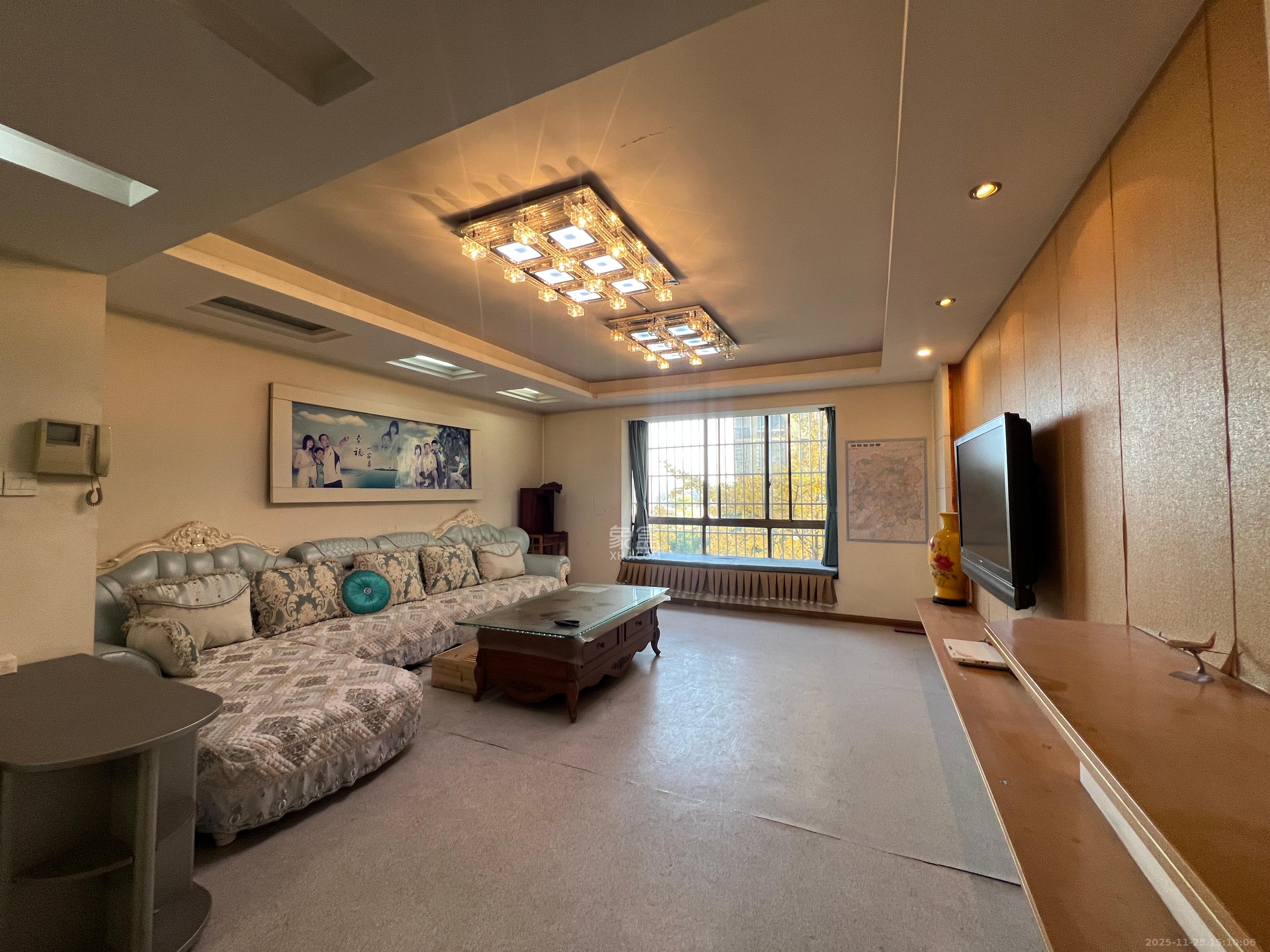 金色比华利  4室2厅1卫    2400.0元/月室内图