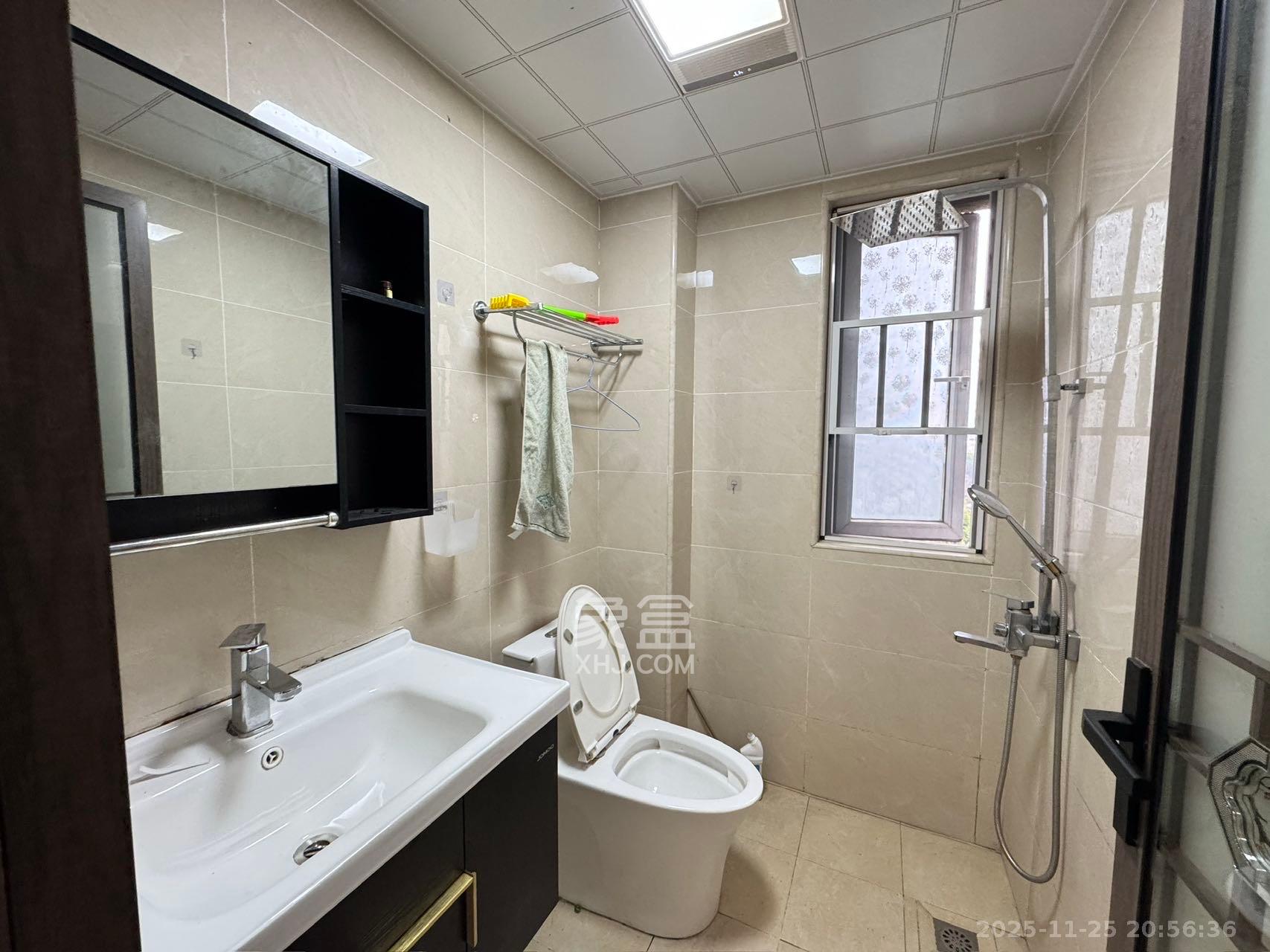 荣盛花语城 3室2厅2卫 2200.0元/月 荣盛花语城 3室2厅2卫 2200.0元/月室内图