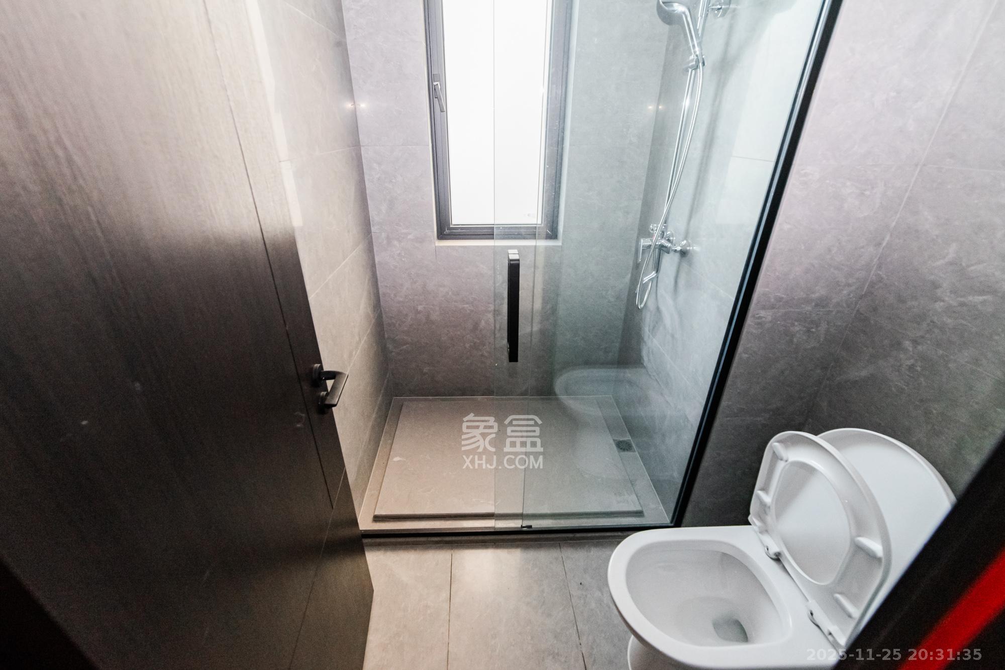 轨道万科璞悦湾  4室2厅3卫    320.0万卫生间