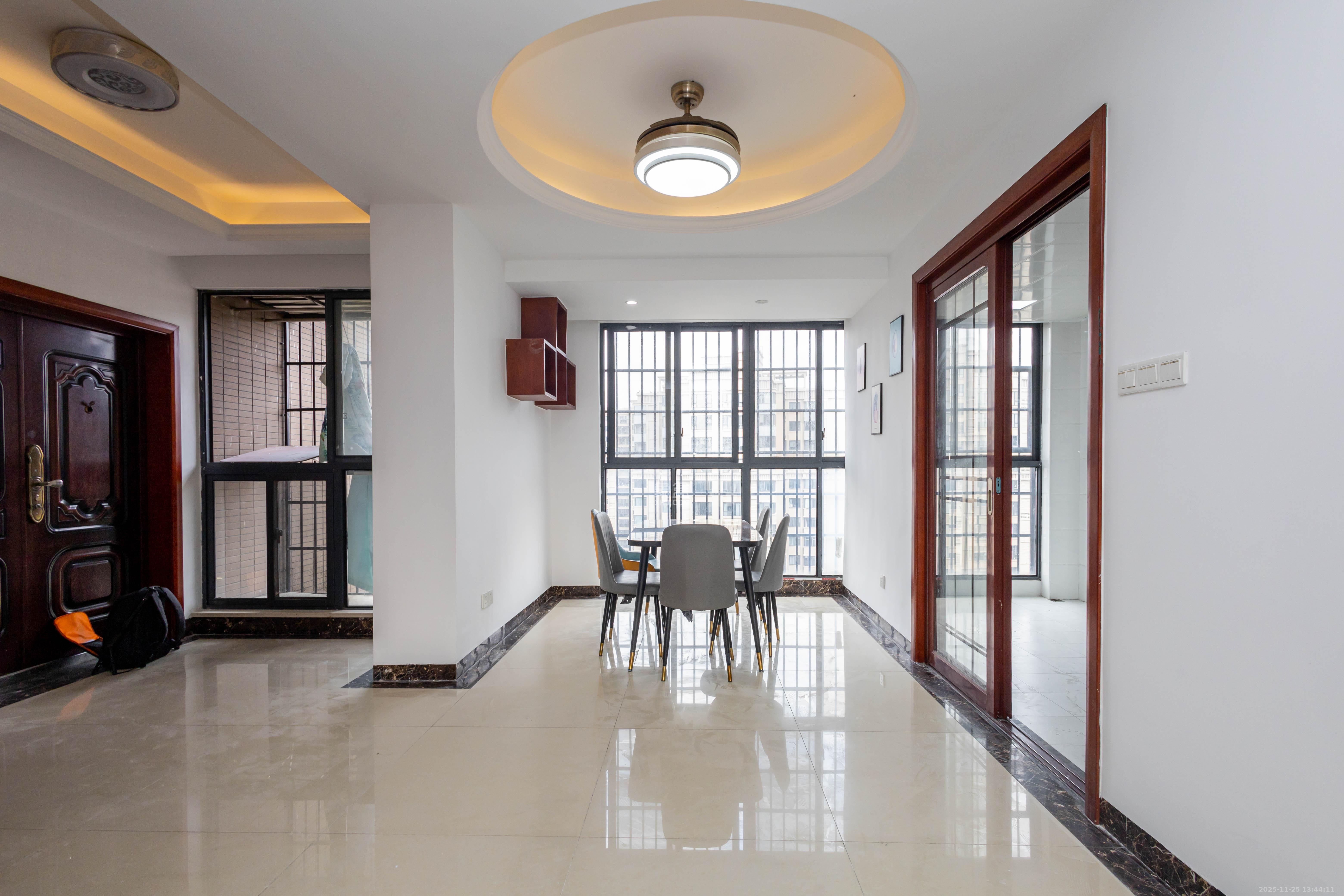 辉煌国际城一期 3室2厅2卫 115.0万 辉煌国际城一期 3室2厅2卫 115.0万客厅