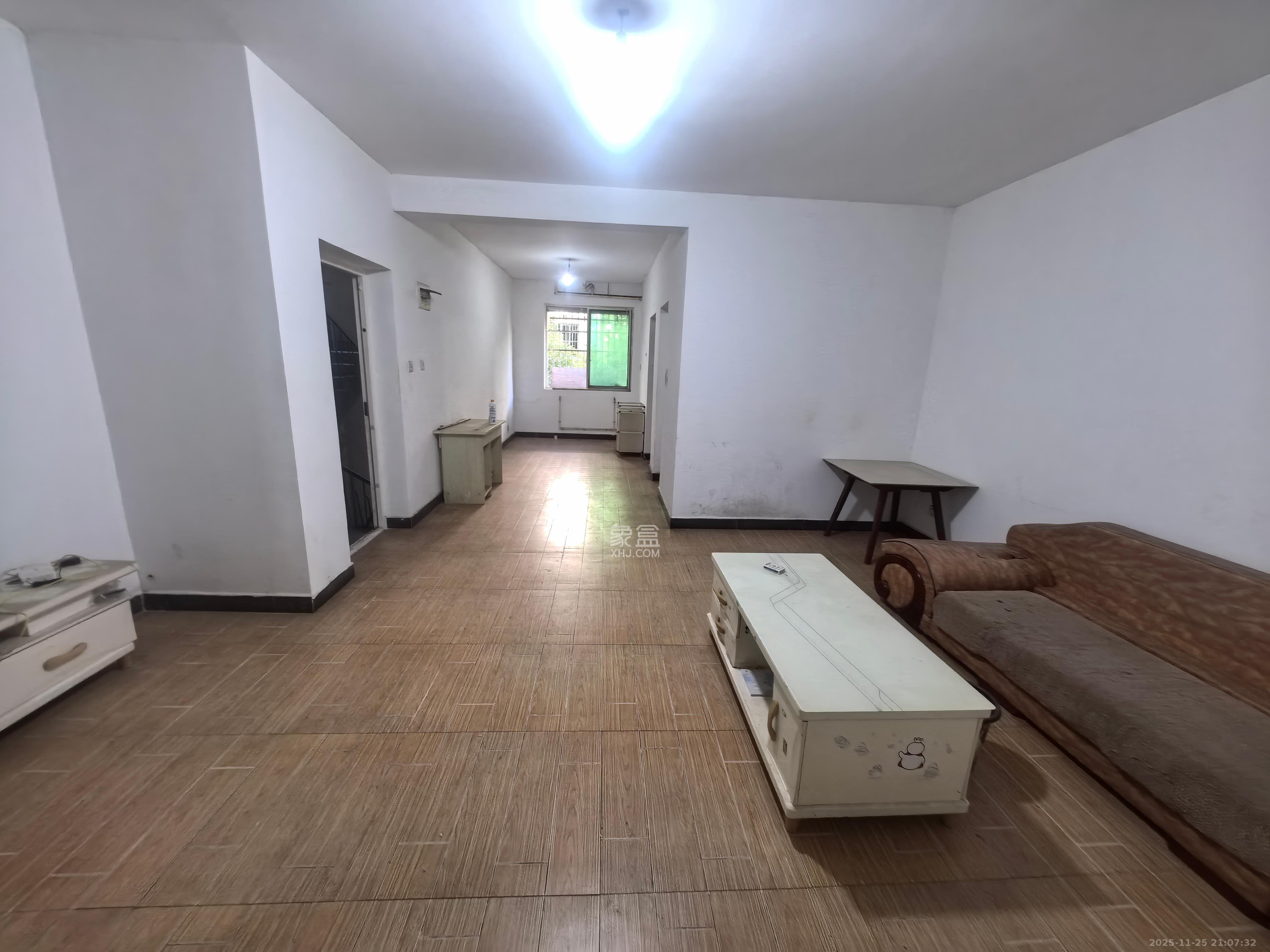 中南汽车世界 2室2厅1卫 1100.0元/月 中南汽车世界 2室2厅1卫 1100.0元/月室内图