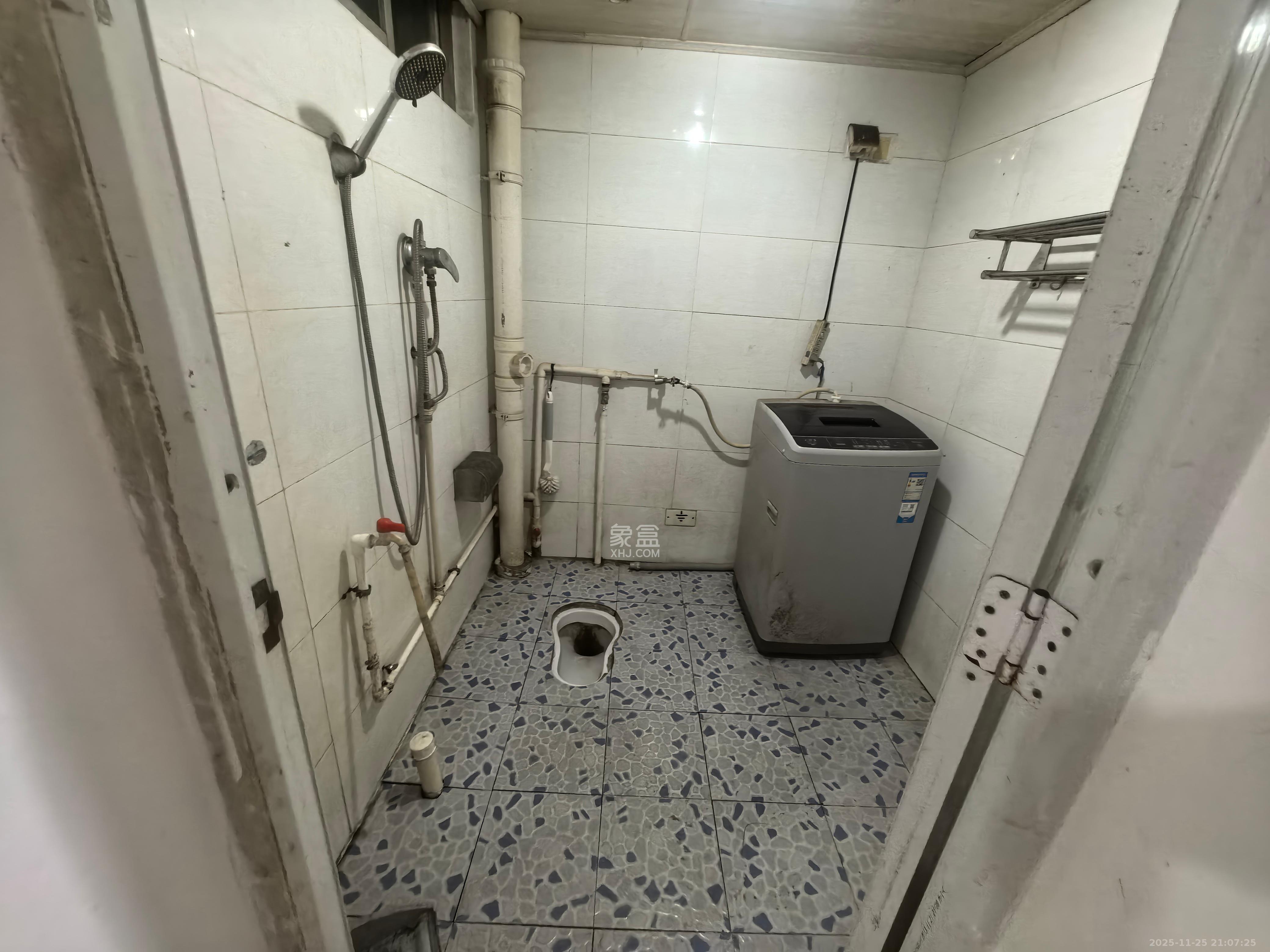 中南汽车世界  2室2厅1卫    1100.0元/月室内图