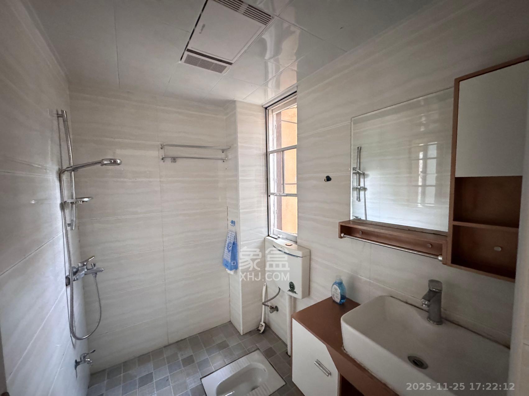 荣盛花语城 3室2厅1卫 1700.0元/月 荣盛花语城 3室2厅1卫 1700.0元/月室内图