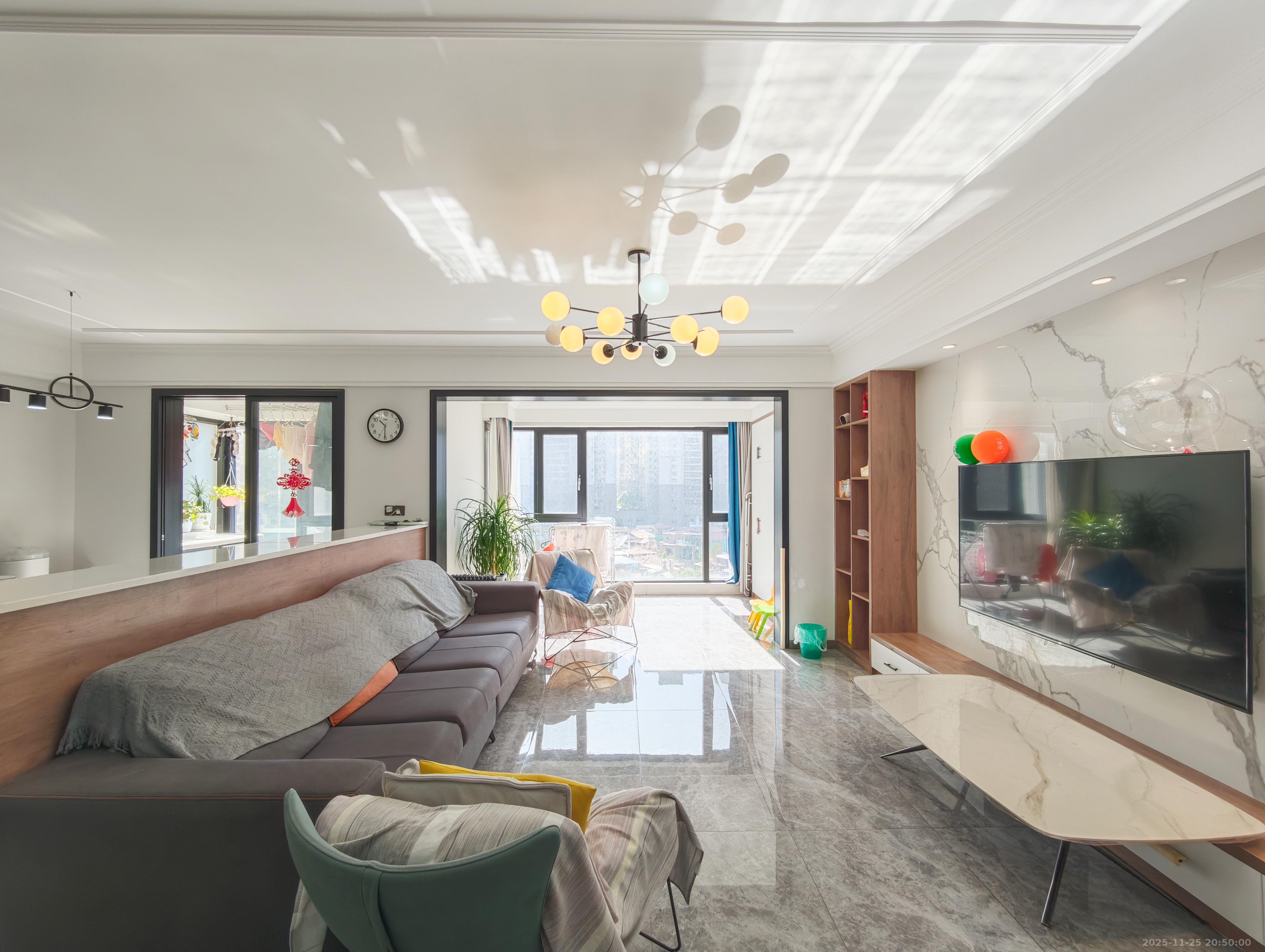 保利城（中航城国际社区、郡原美村）  4室2厅2卫    155.0万客厅