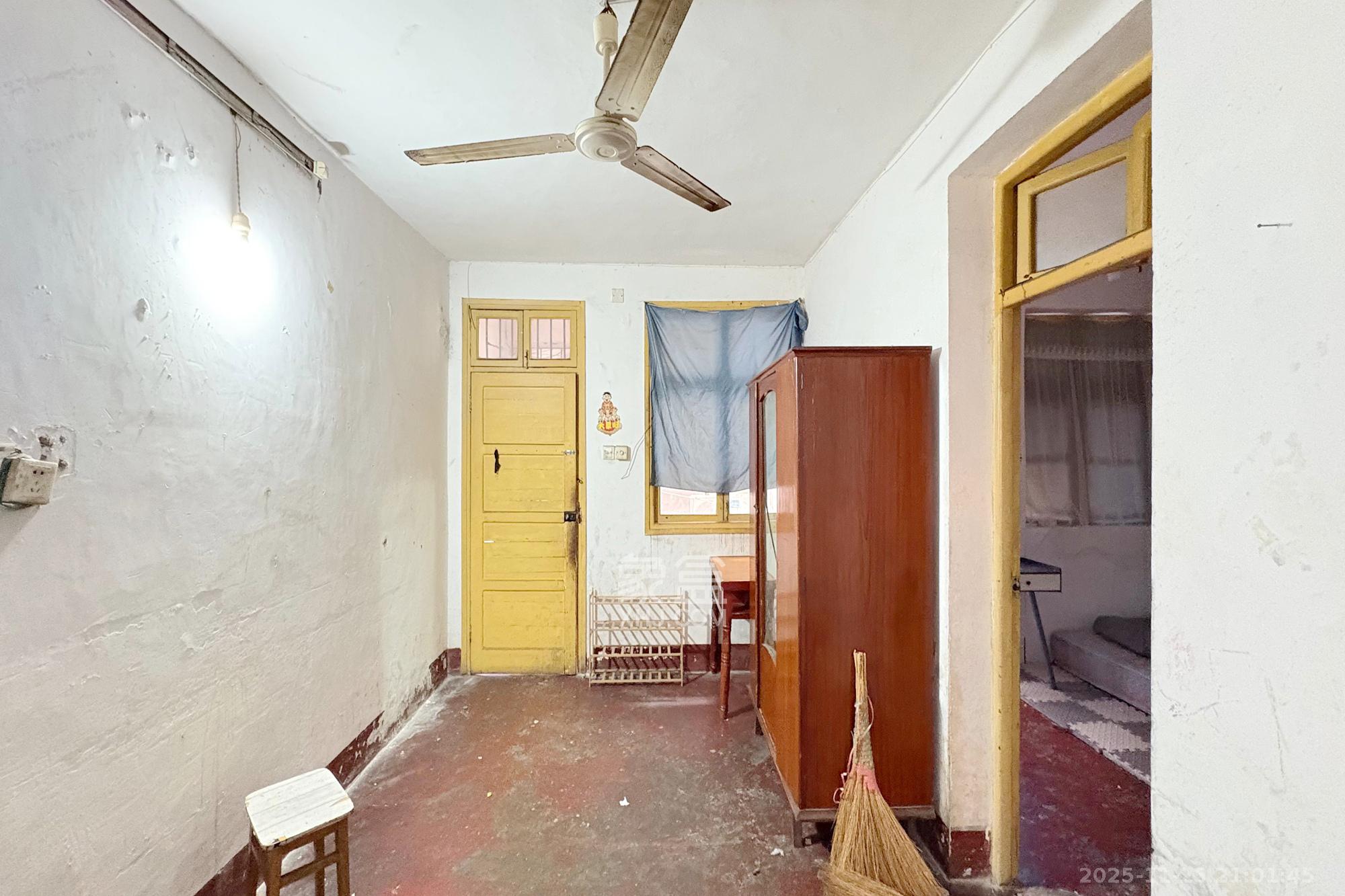 桐荫里社区 2室1厅1卫 38.0万 桐荫里社区 2室1厅1卫 38.0万客厅