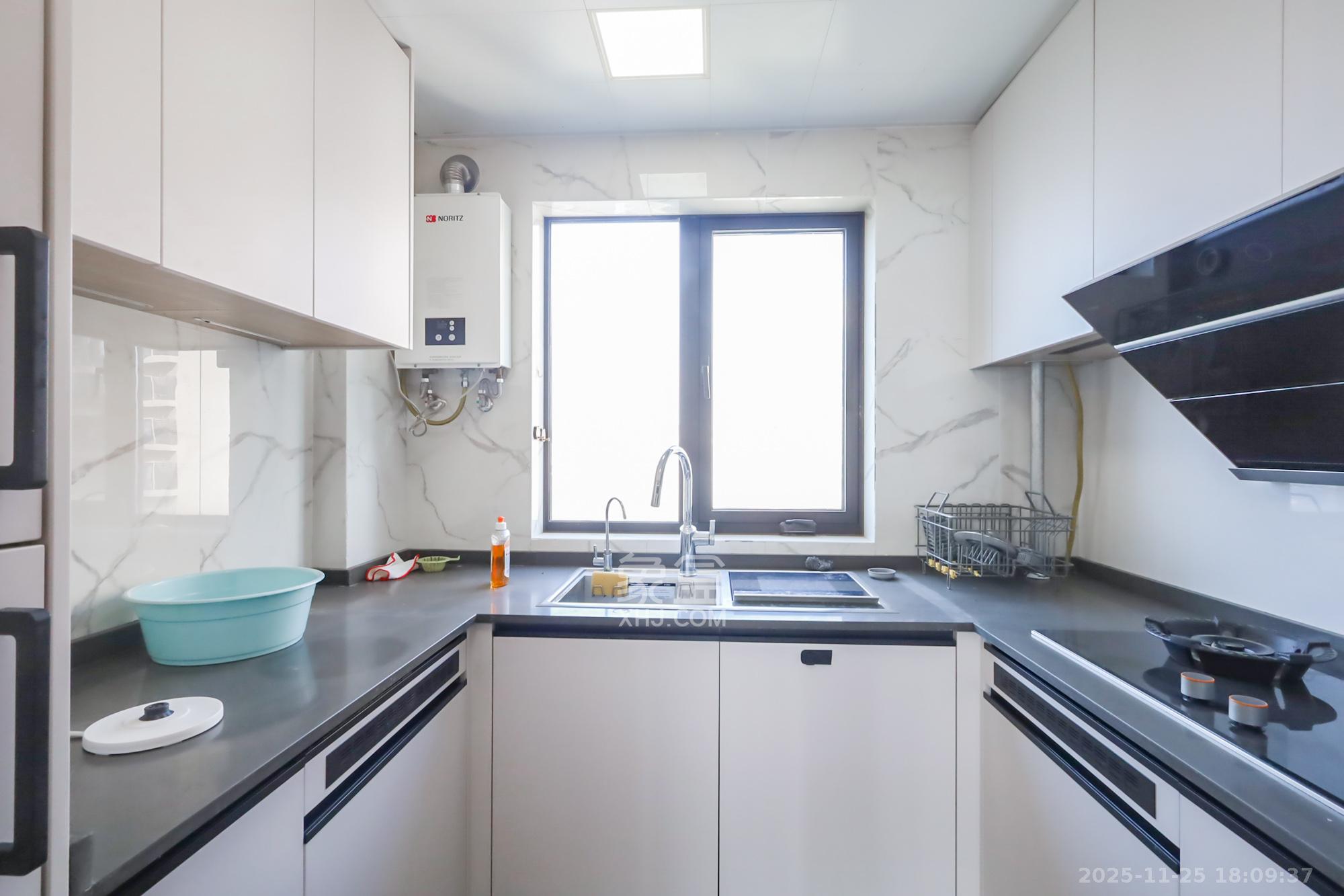 万科里金域国际  4室2厅2卫    350.0万厨房