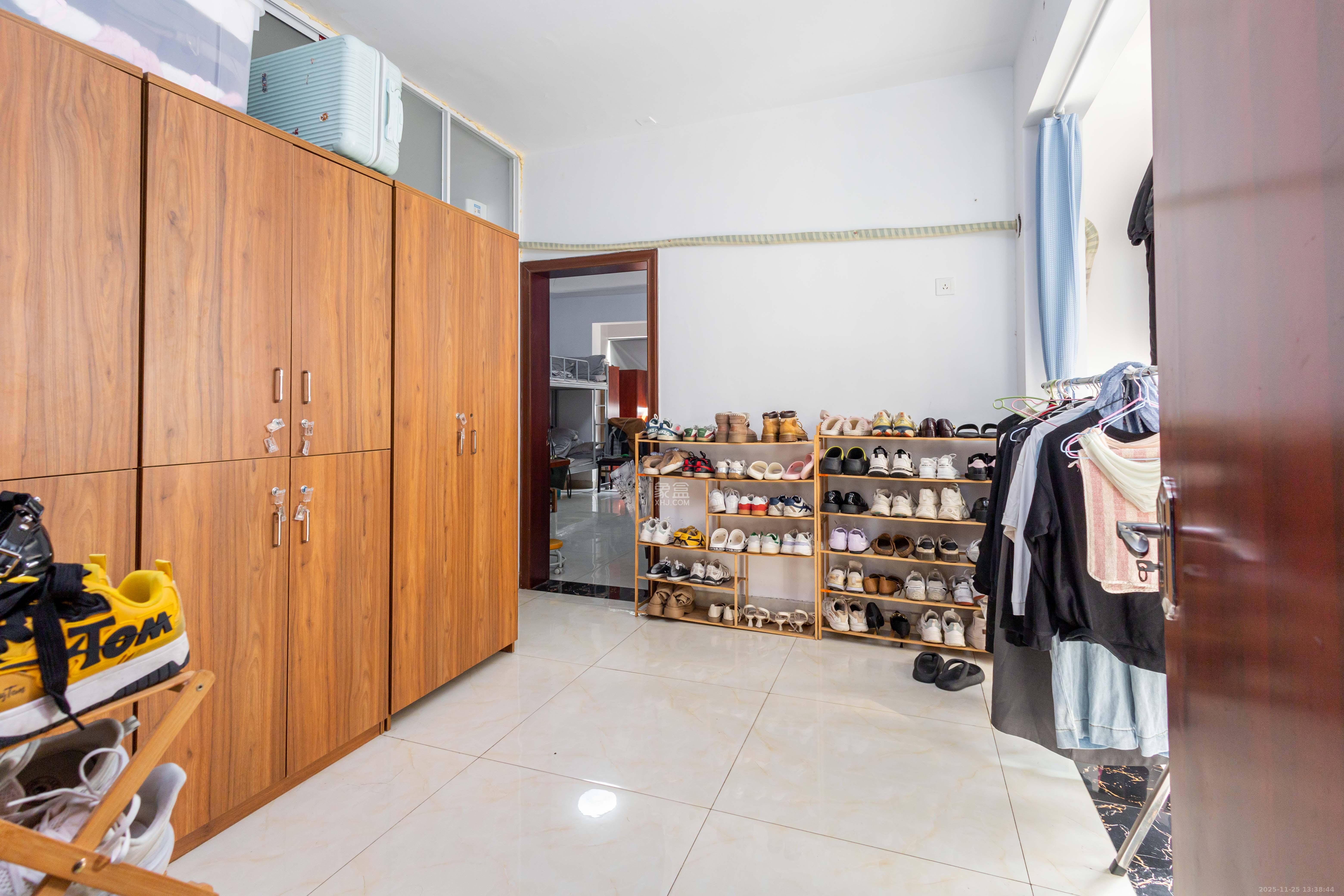 东门尚苑 5室2厅2卫 128.0万 东门尚苑 5室2厅2卫 128.0万卧室