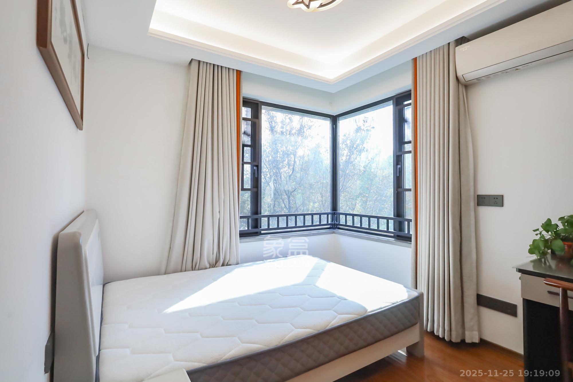 万科里金域国际  4室2厅2卫    318.0万卧室