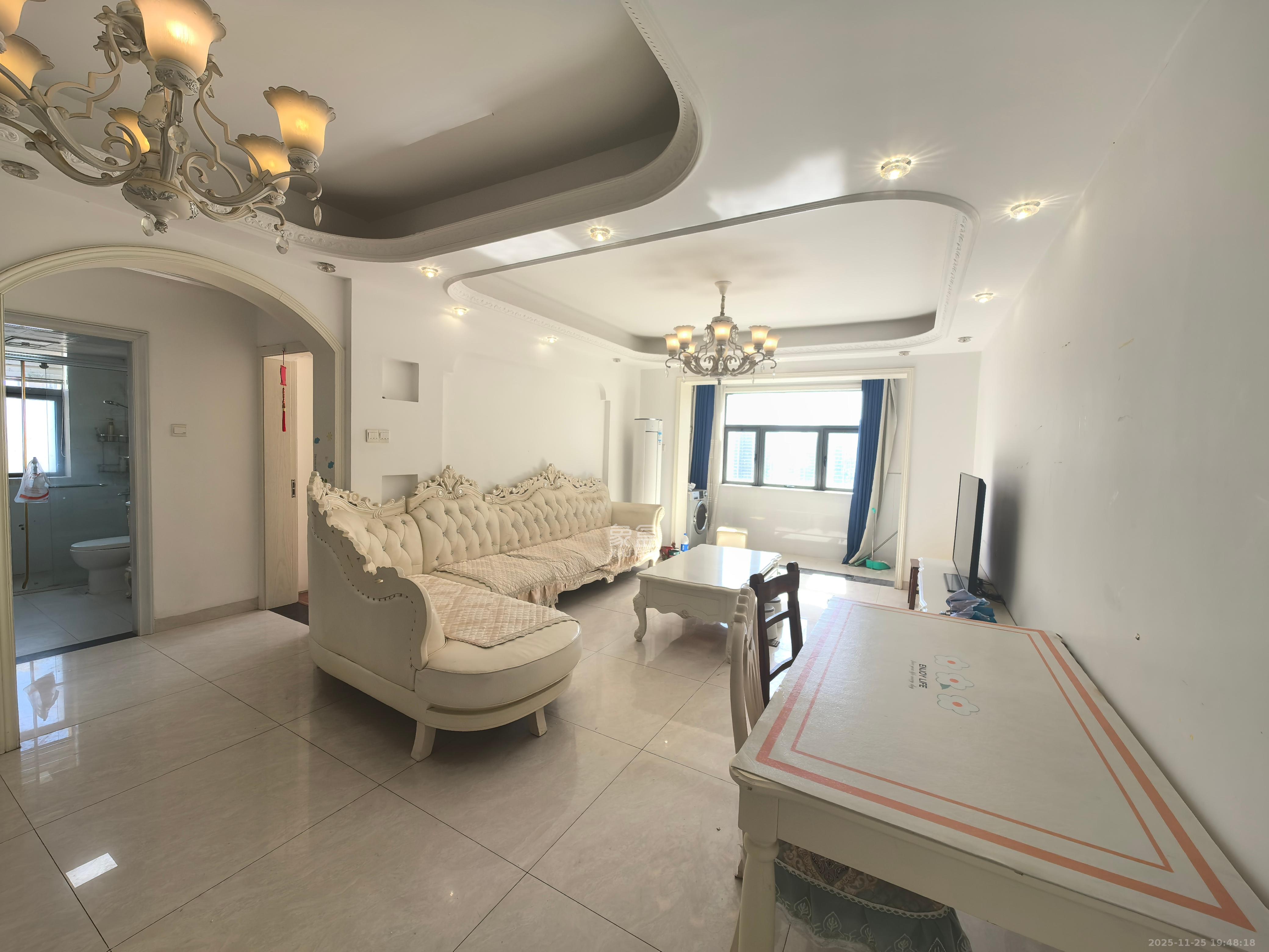 中房瑞致国际  2室2厅1卫    2400.0元/月