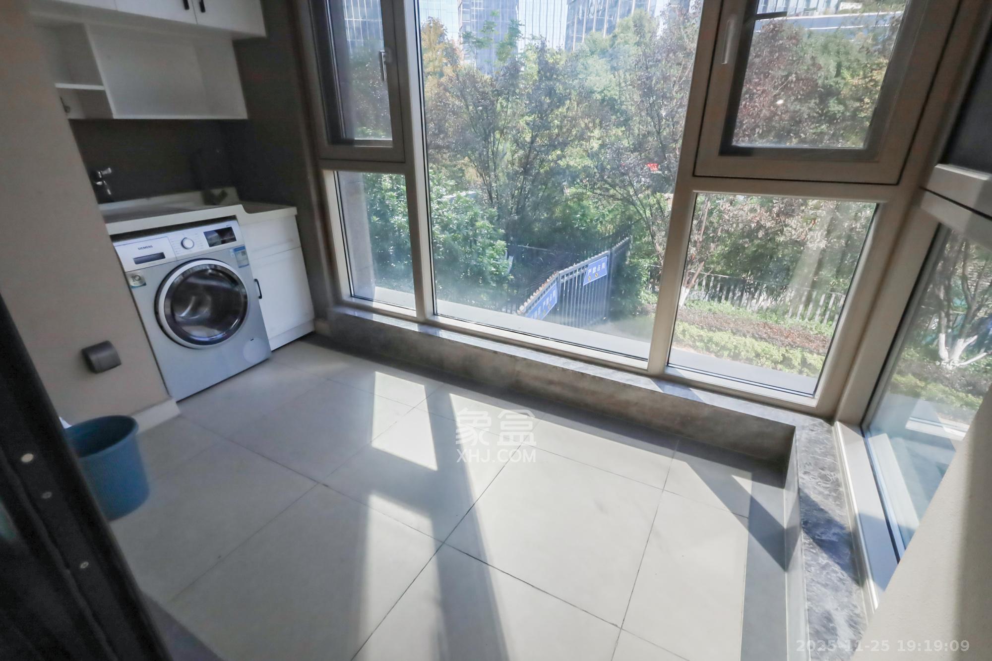 万科里金域国际  4室2厅2卫    318.0万阳台