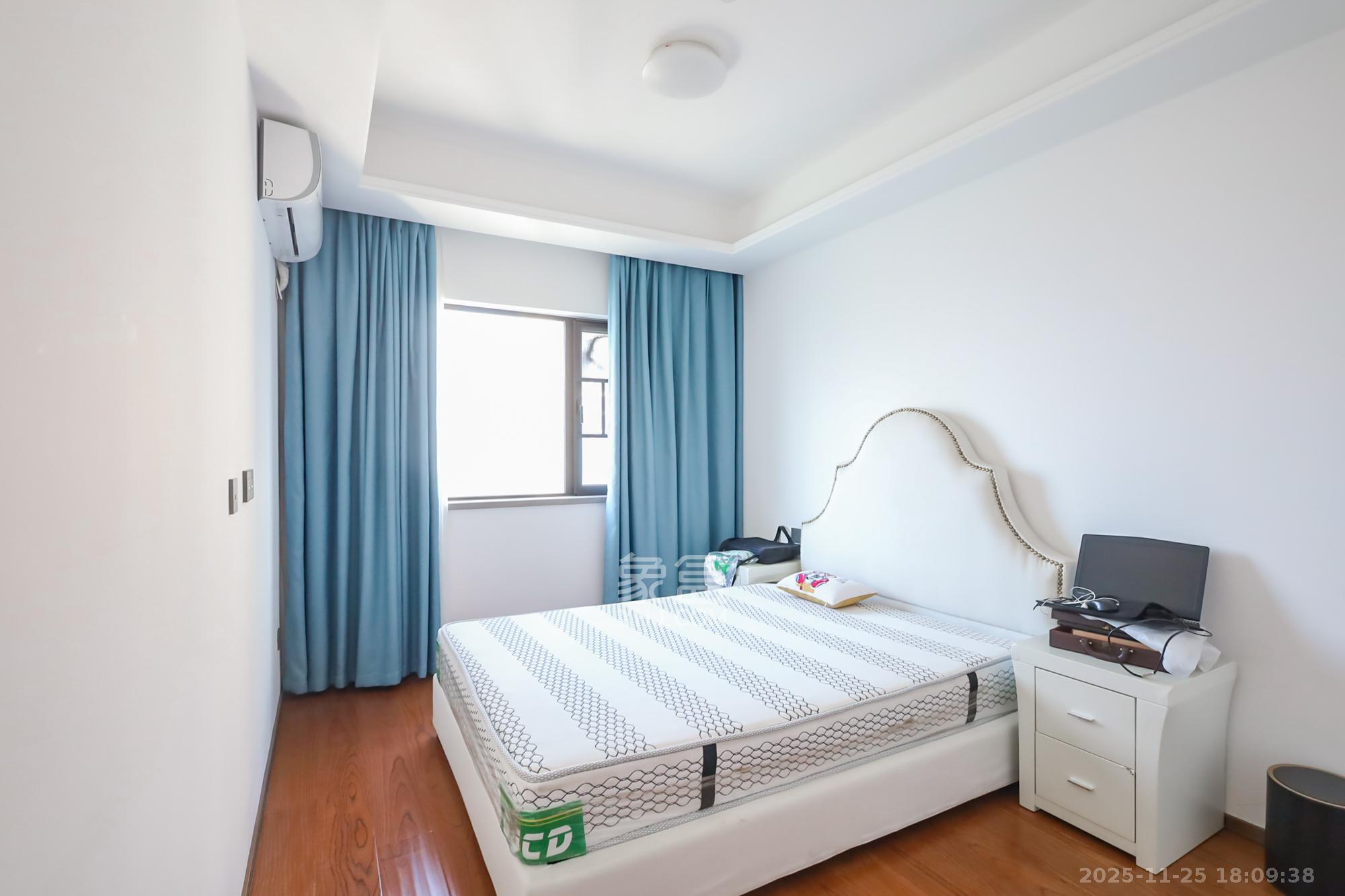 万科里金域国际  4室2厅2卫    350.0万卧室