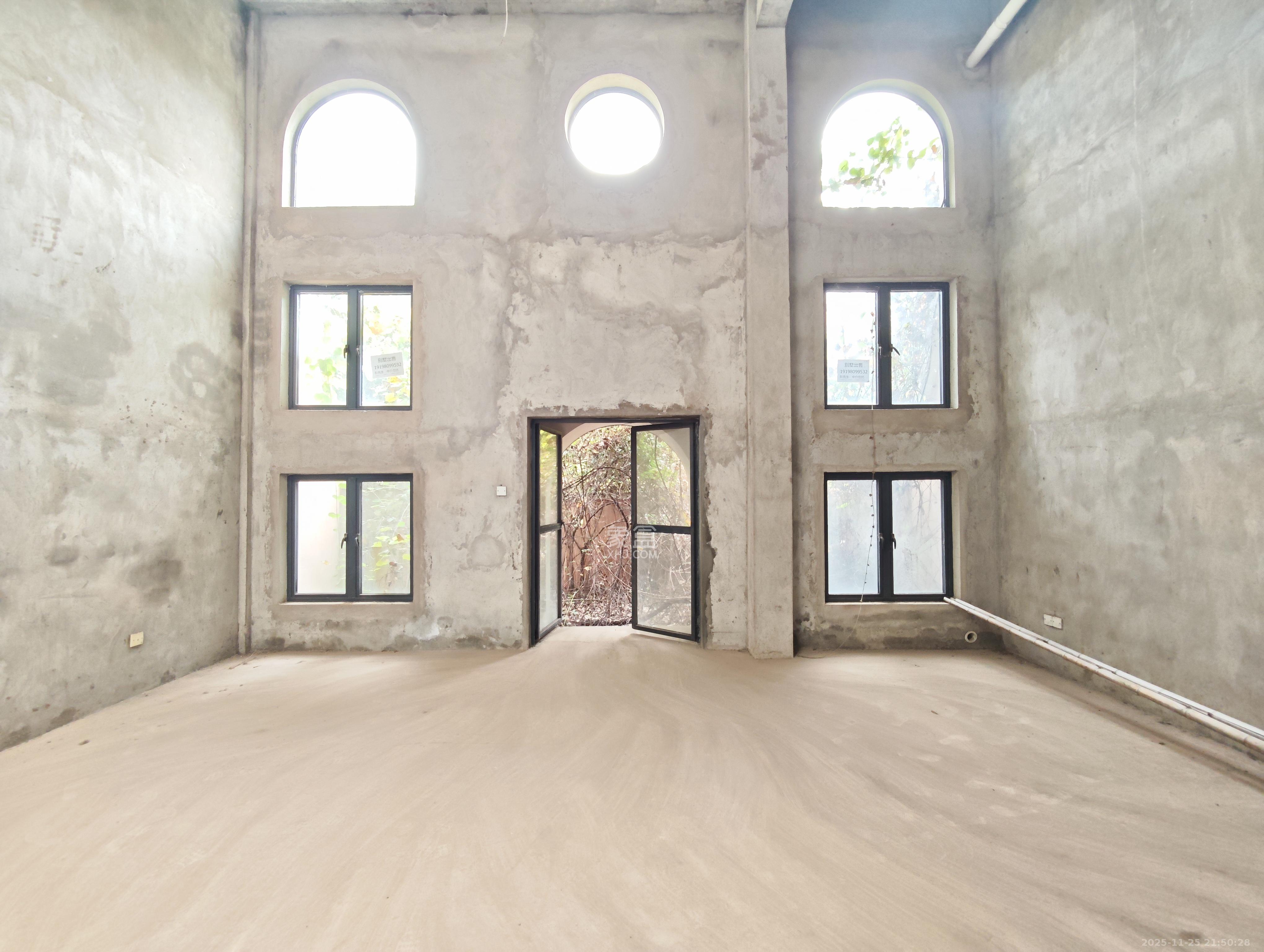 同升湖白竹水乡  4室2厅4卫    280.0万客厅