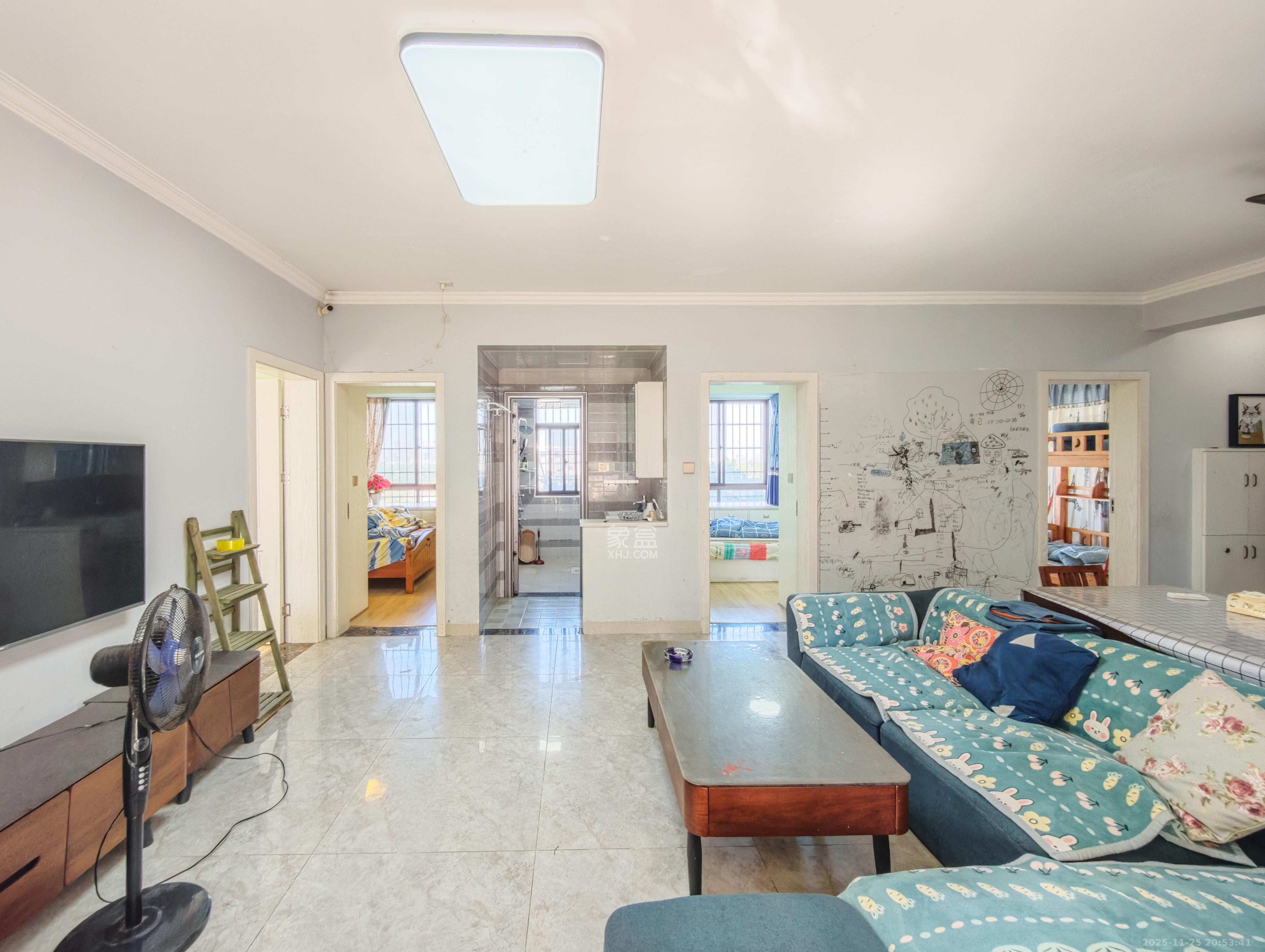 新城景苑 4室2厅1卫 65.8万 新城景苑 4室2厅1卫 65.8万客厅