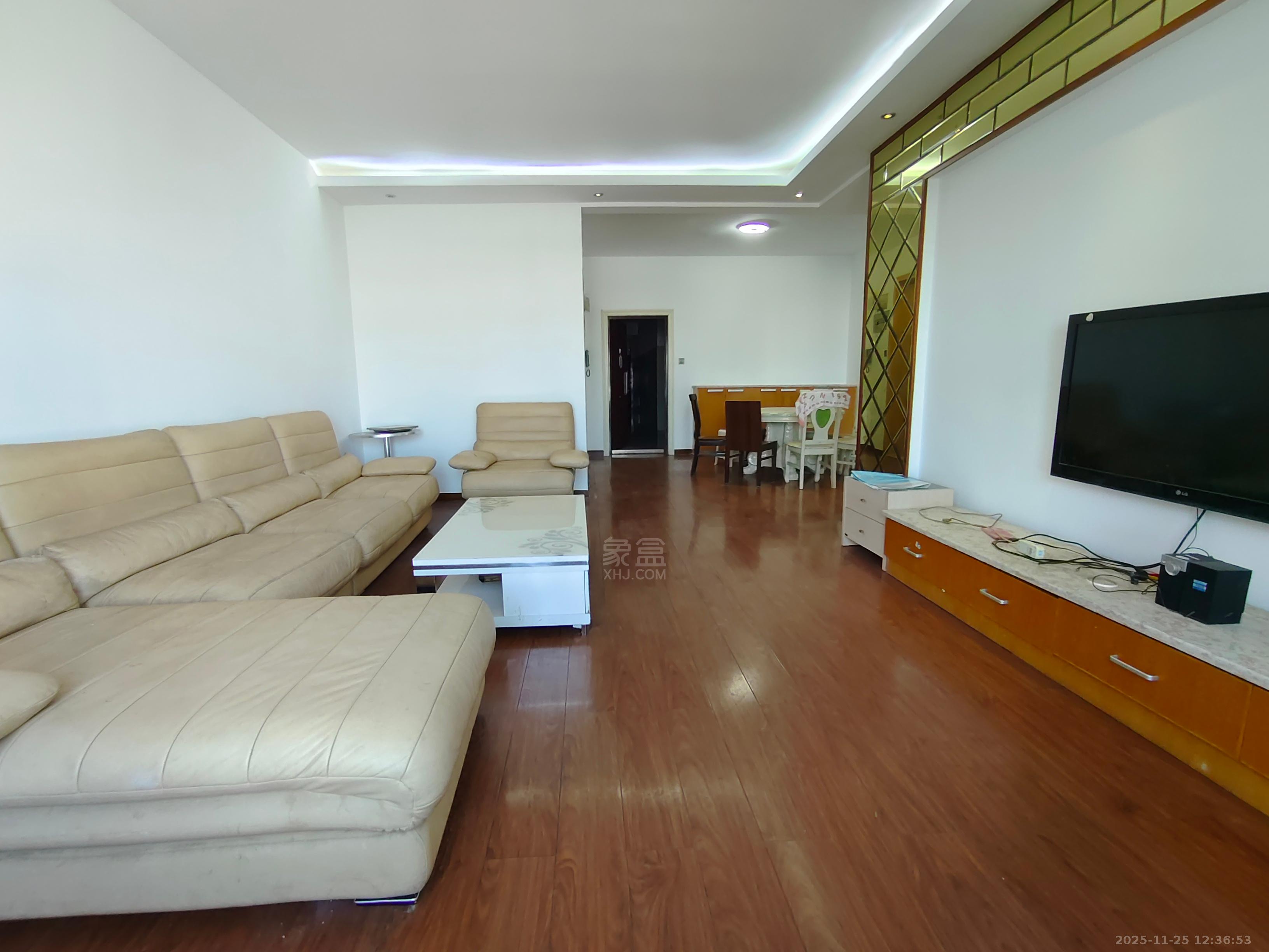 新城首座  3室2厅2卫    1600.0元/月