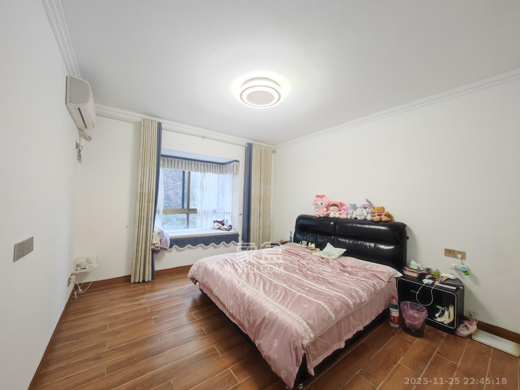 中天瑞景  5室2厅2卫    148.0万卧室