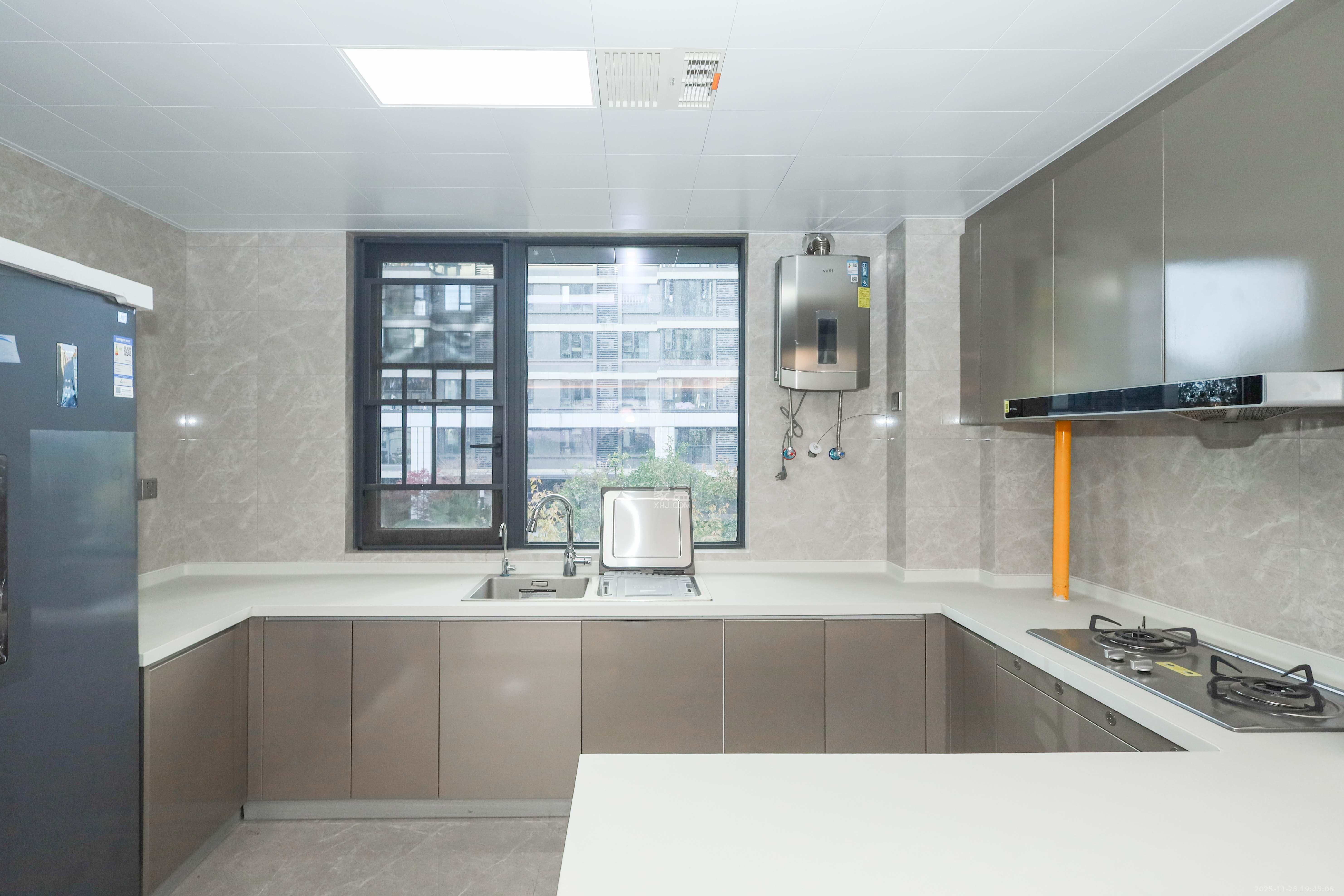 中海麓山境北区  5室2厅2卫    288.0万厨房