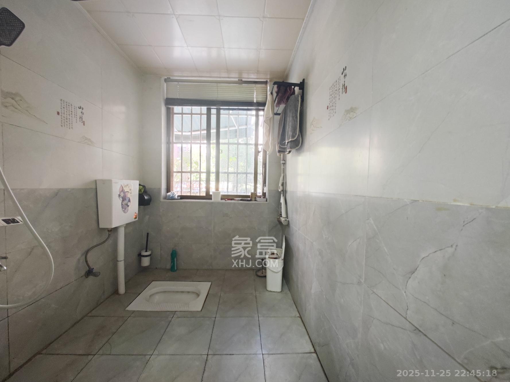 中天瑞景 5室2厅2卫 148.0万 中天瑞景 5室2厅2卫 148.0万卫生间