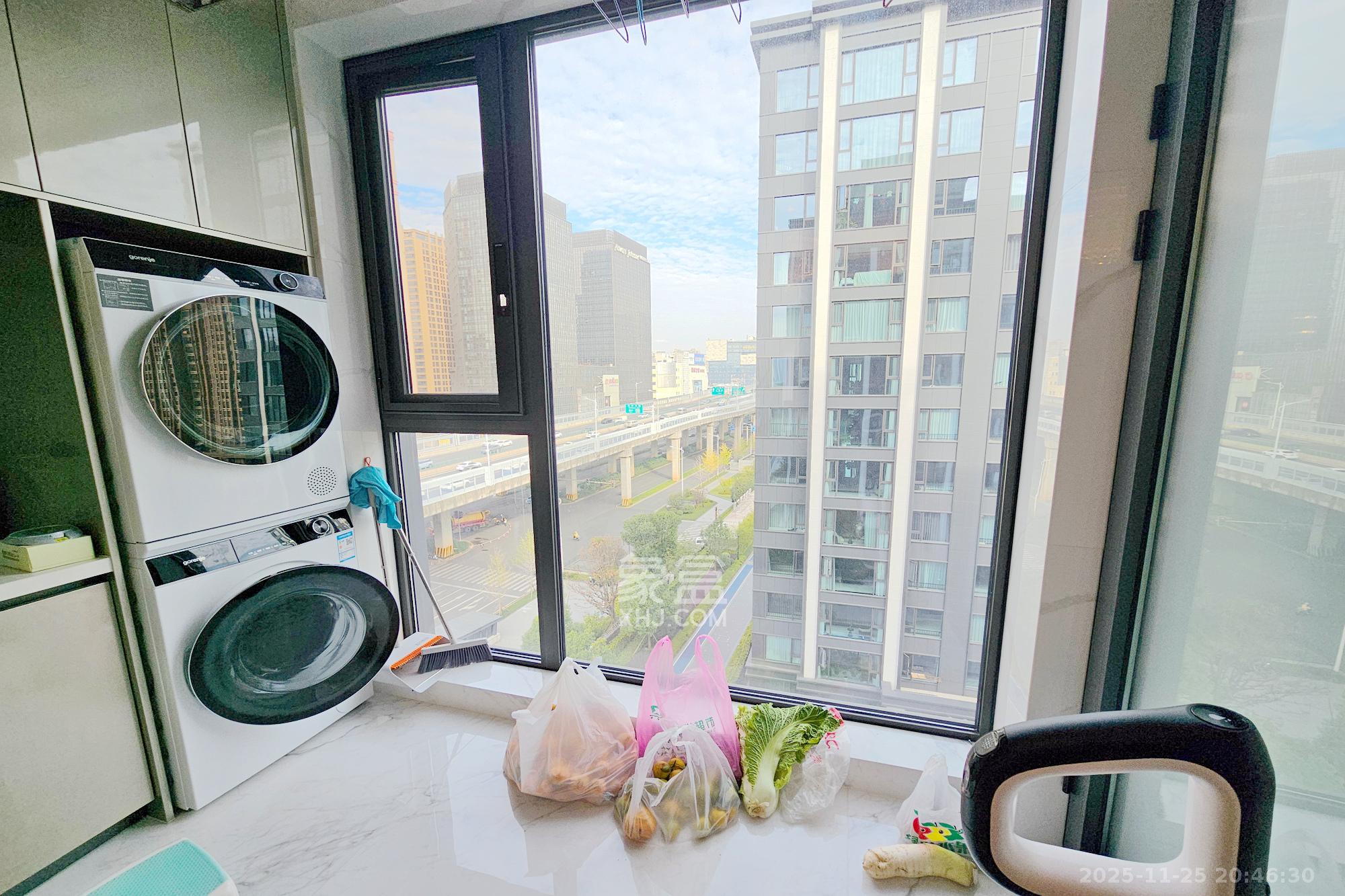 运达滨河广场  4室2厅3卫    580.0万阳台