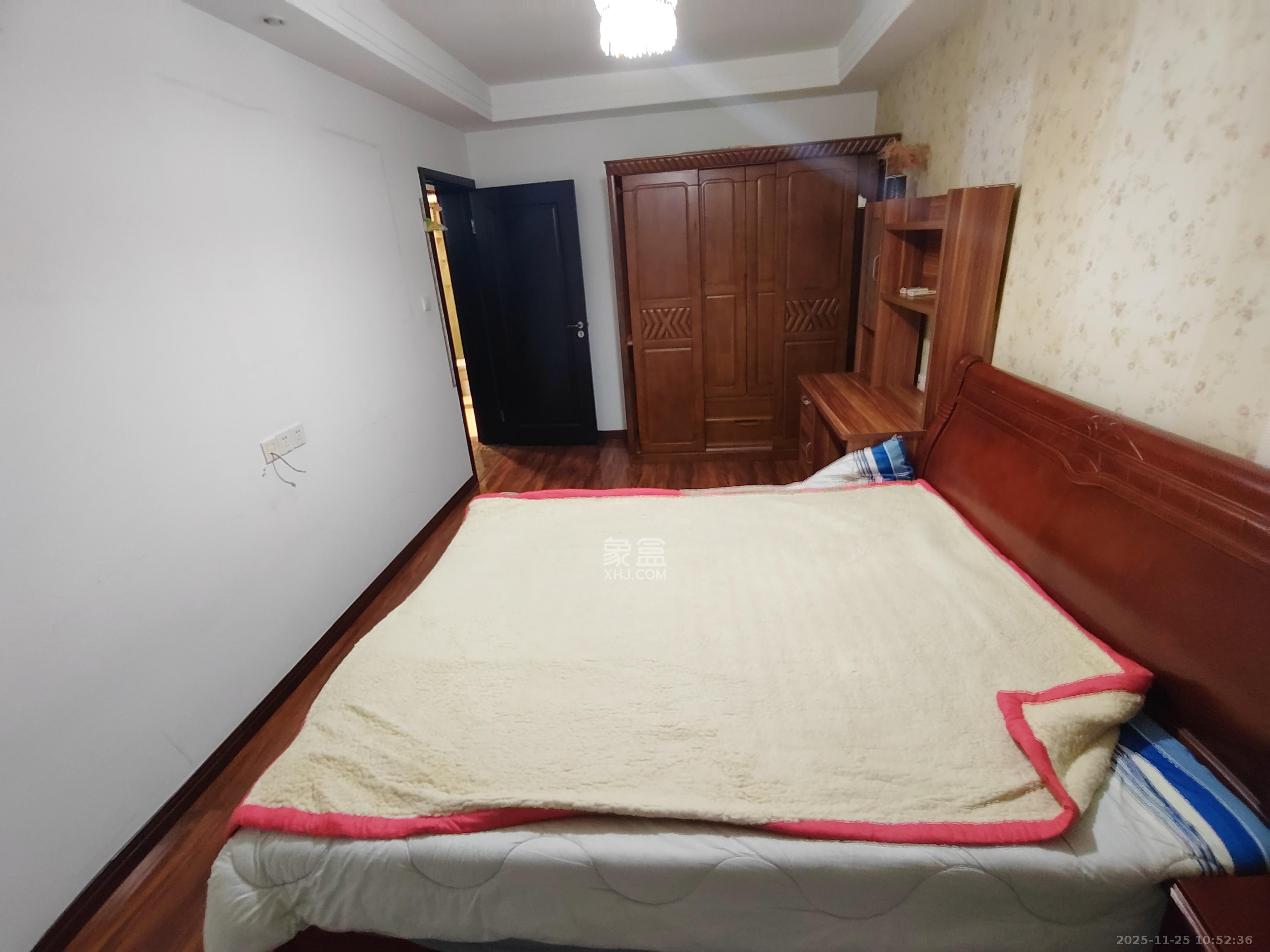 绿地中央广场  3室2厅1卫    2600.0元/月室内图