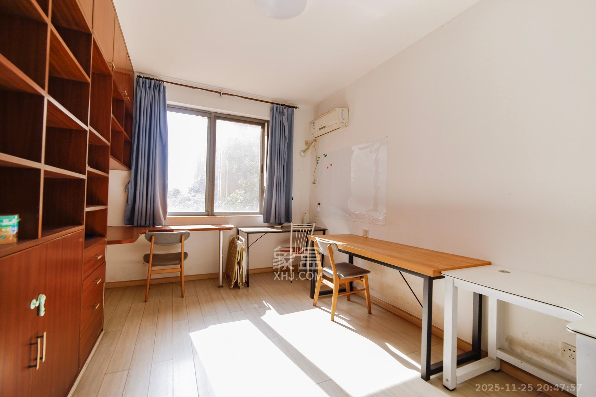 上海城小区  3室2厅2卫    100.0万卧室