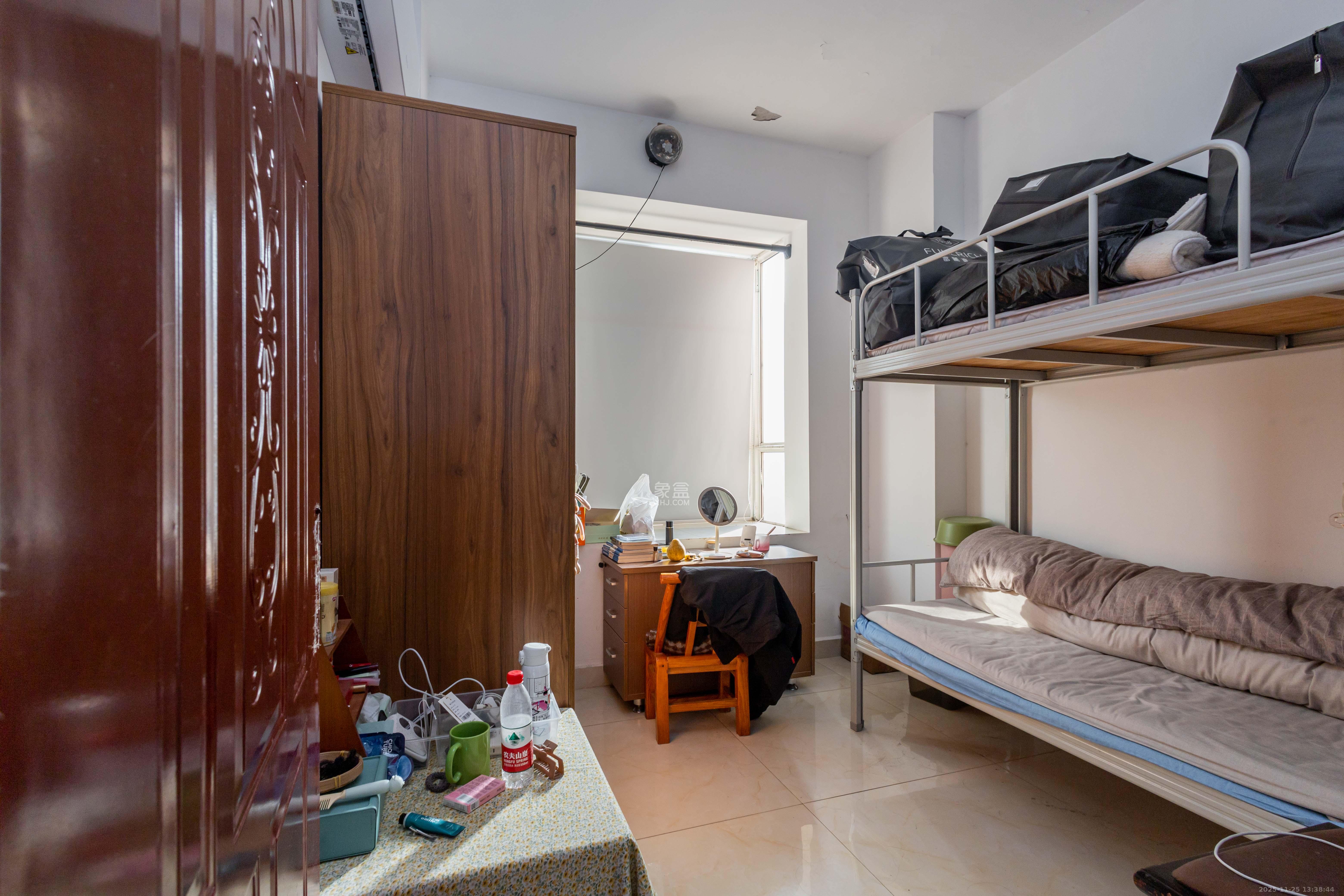 东门尚苑 5室2厅2卫 128.0万 东门尚苑 5室2厅2卫 128.0万卧室