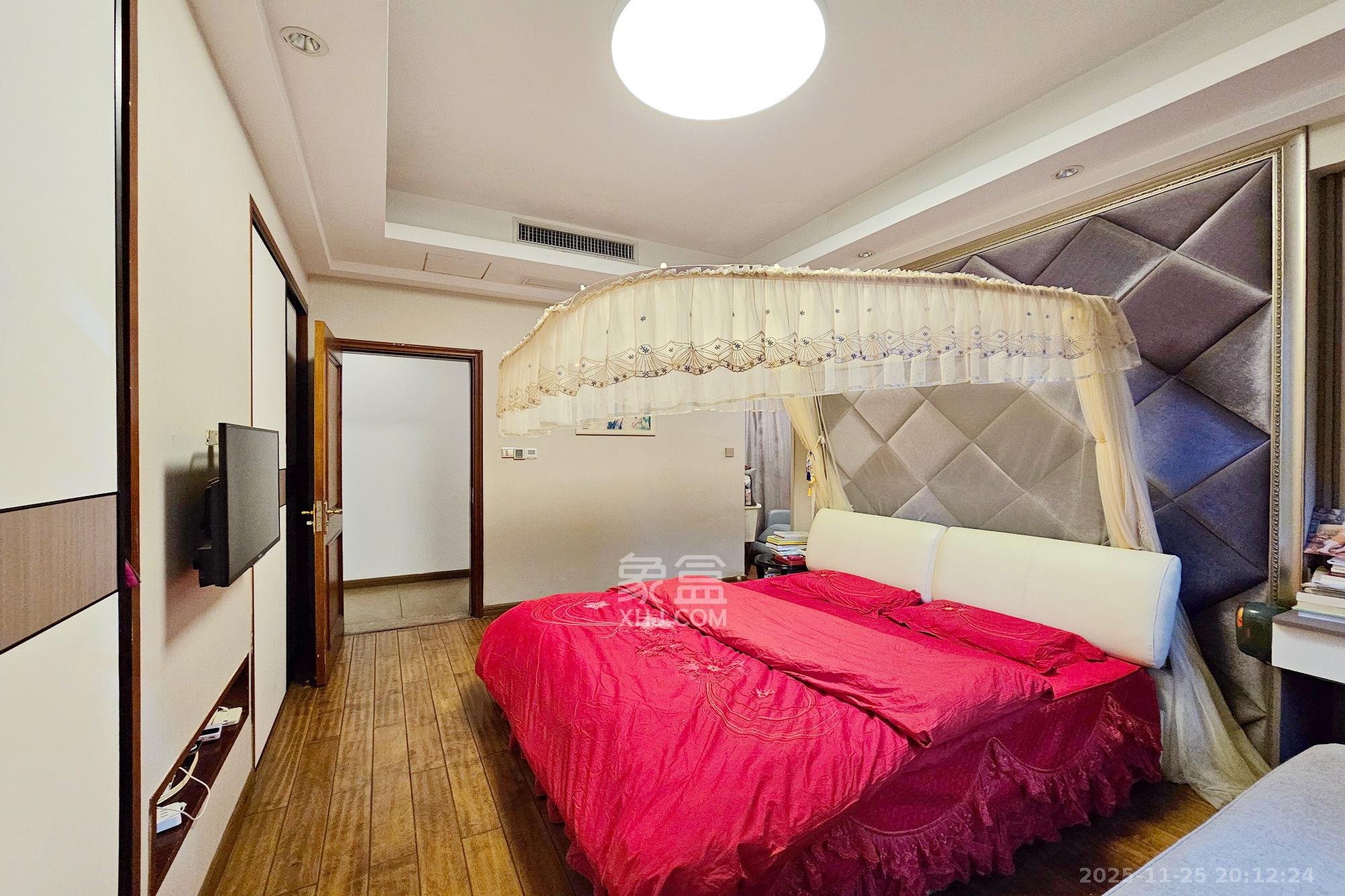 中隆国际御玺  4室2厅3卫    225.0万卧室