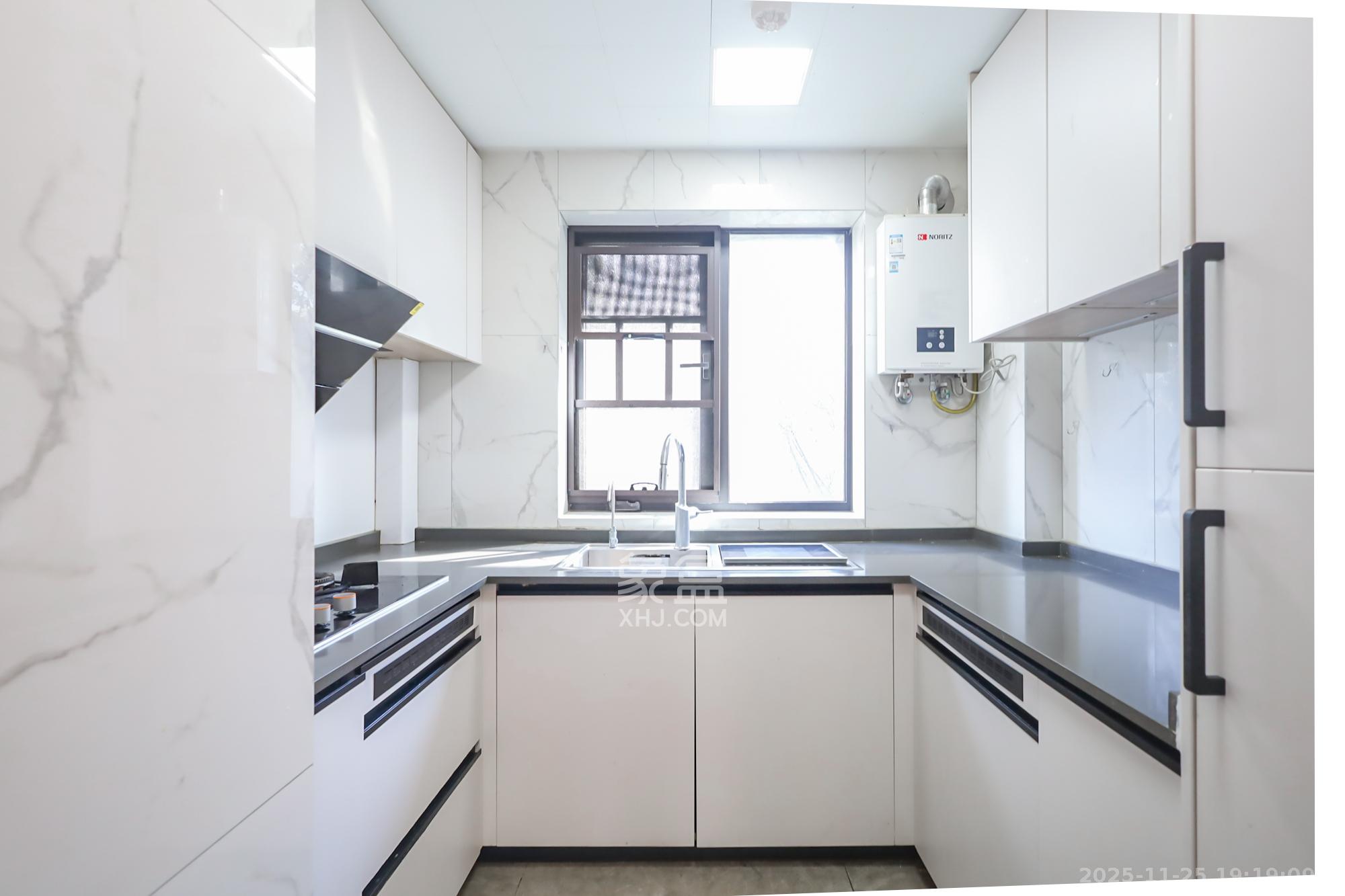 万科里金域国际  4室2厅2卫    318.0万厨房