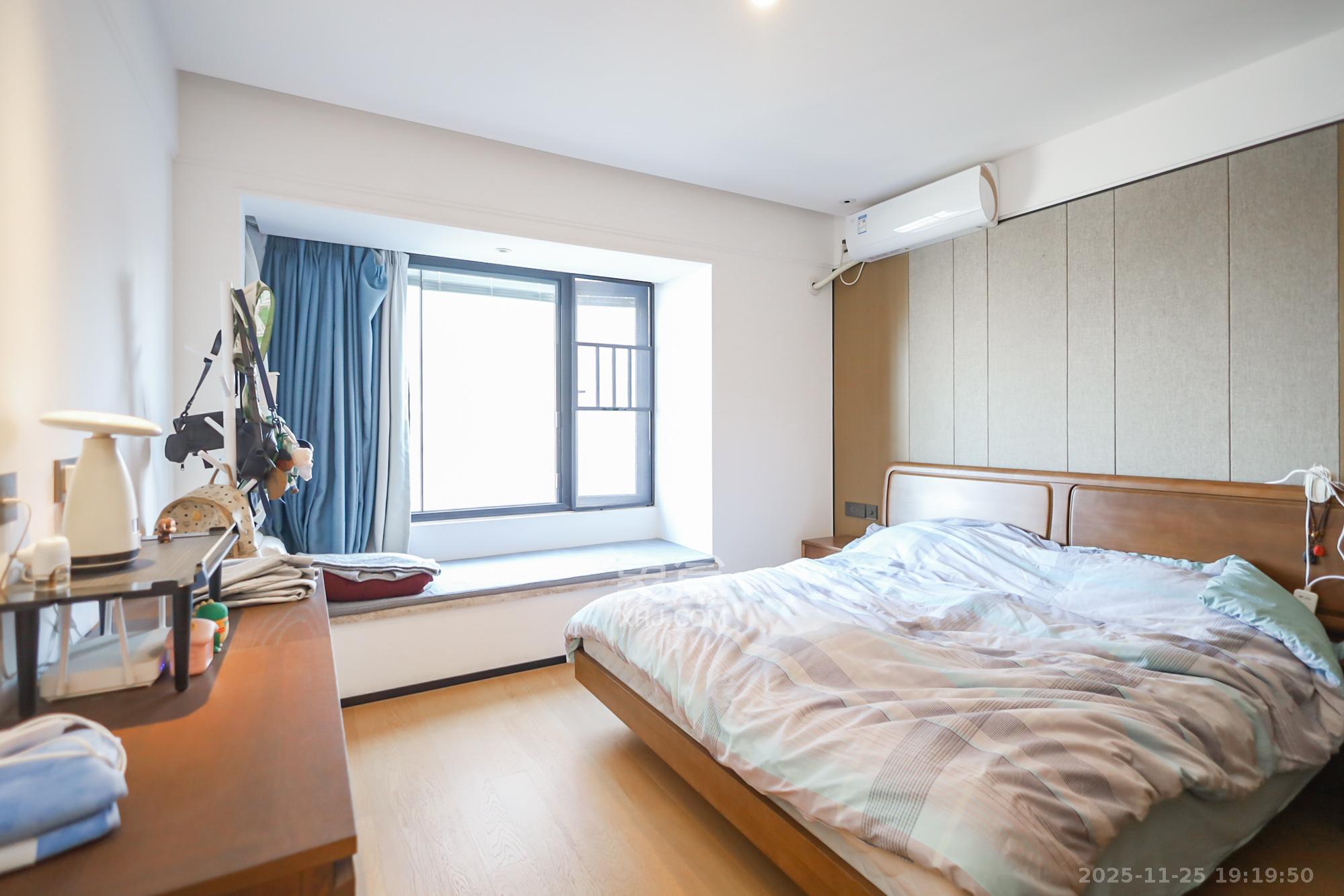 万科里金域国际  4室2厅2卫    310.0万卧室