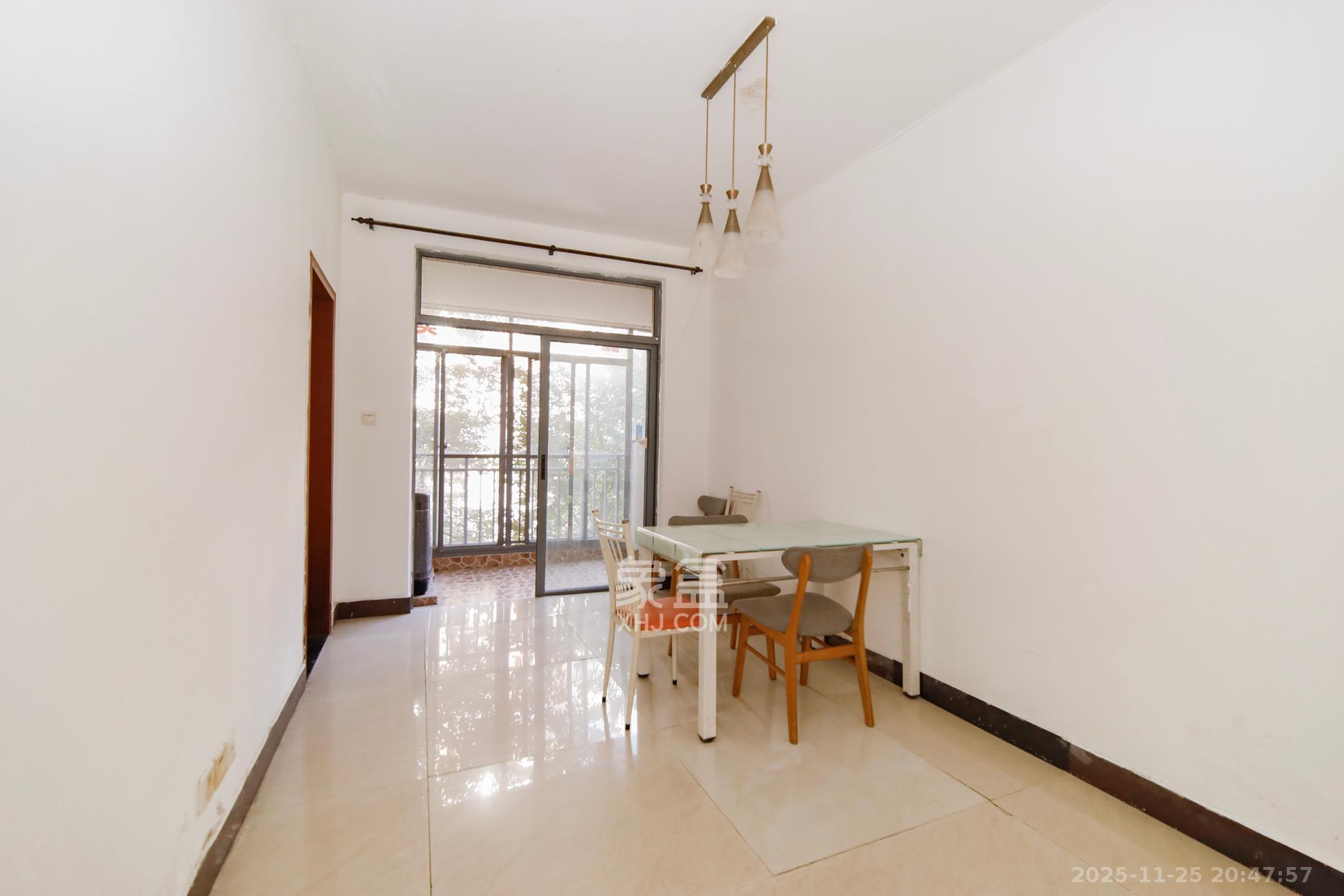 上海城小区  3室2厅2卫    100.0万客厅