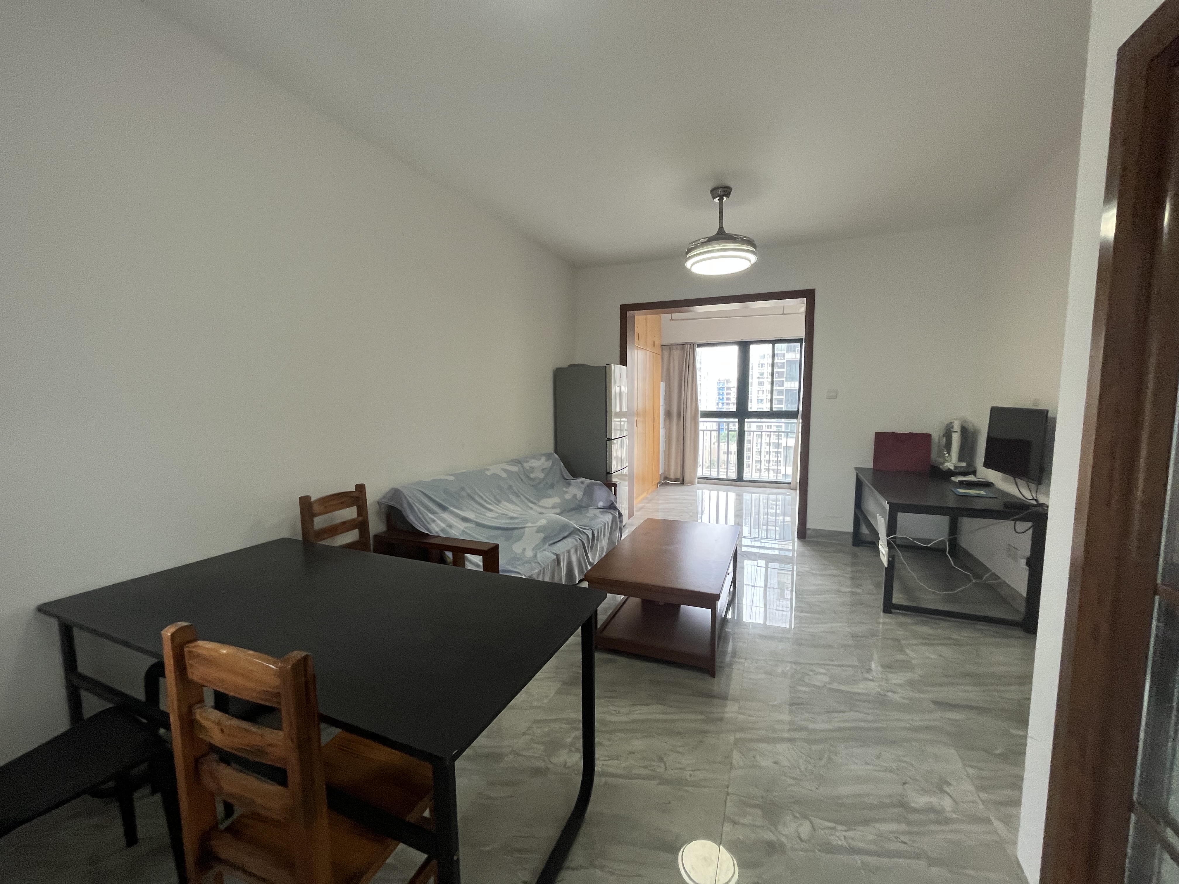 晨晖帝景  1室2厅1卫    1700.0元/月室内图1