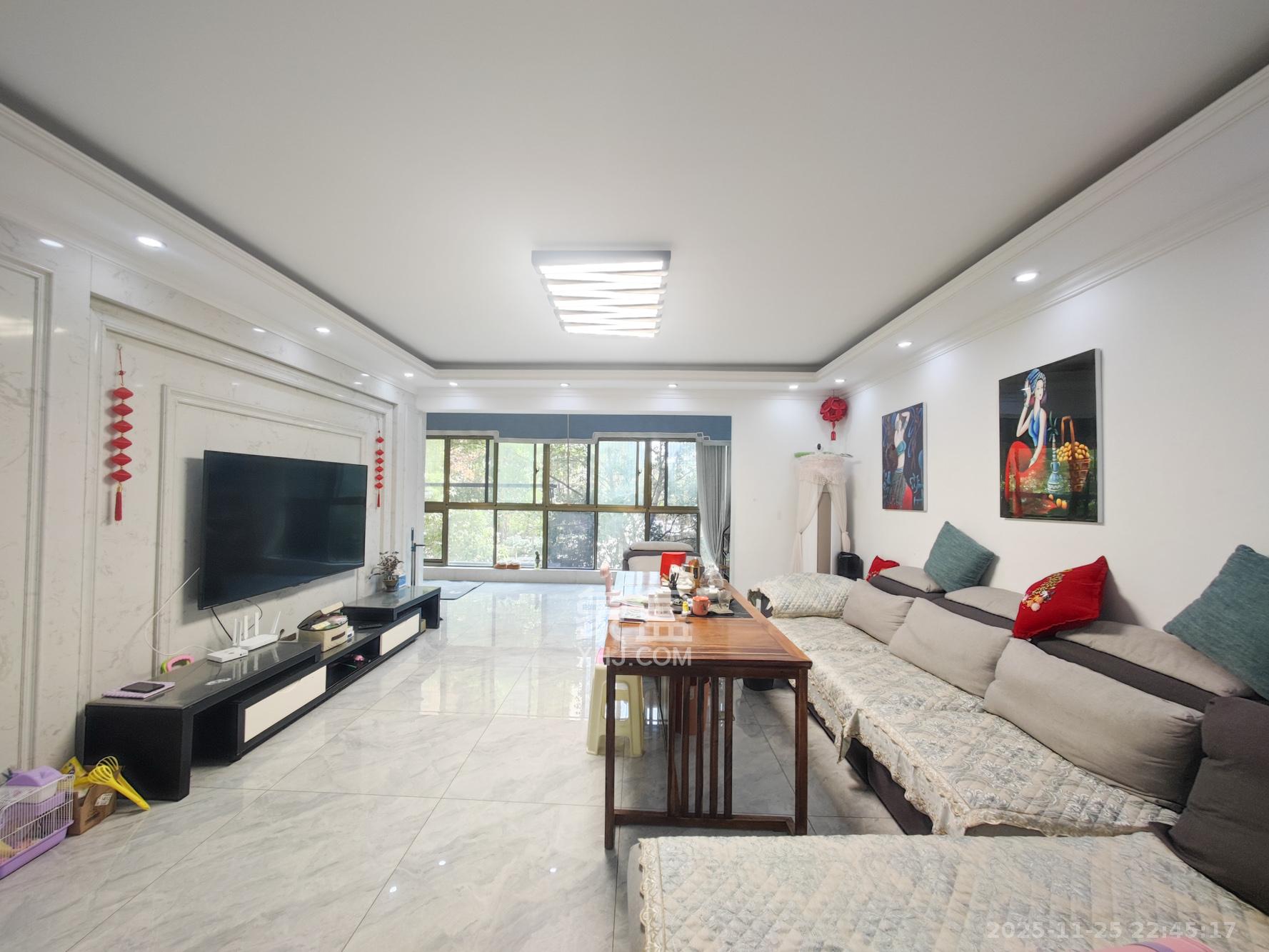 中天瑞景  5室2厅2卫    148.0万客厅