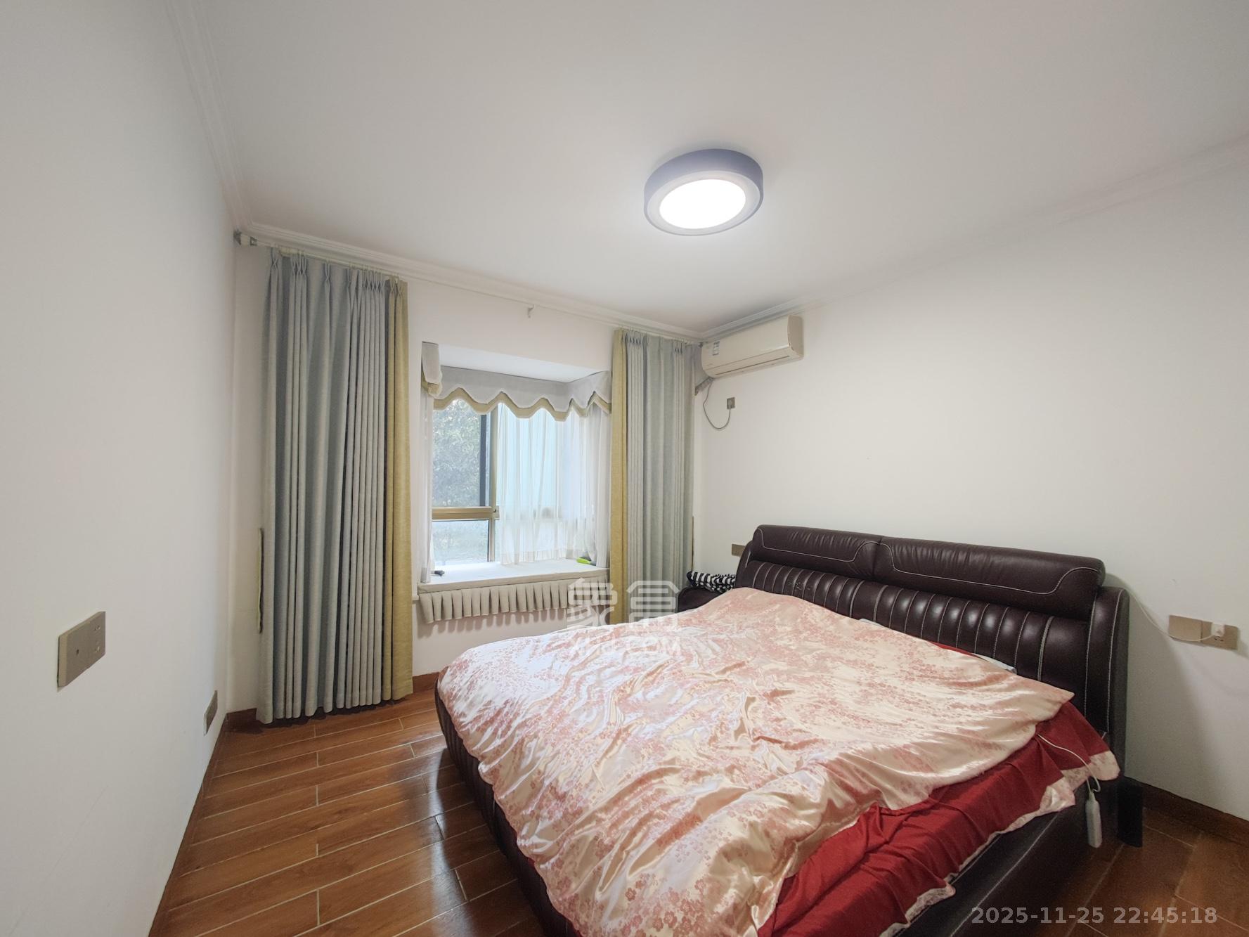 中天瑞景  5室2厅2卫    148.0万卧室