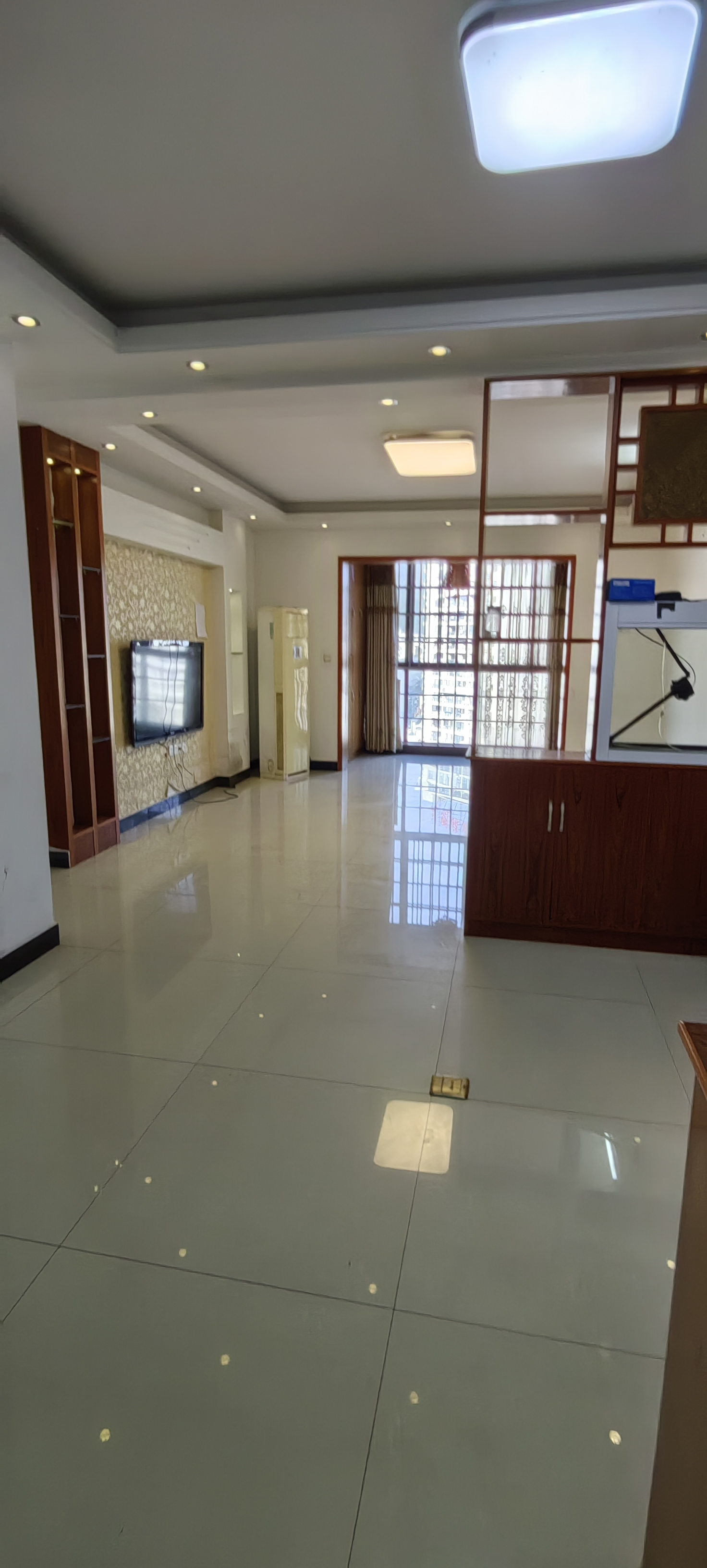 逸臣广场  3室2厅2卫    1800.0元/月室内图