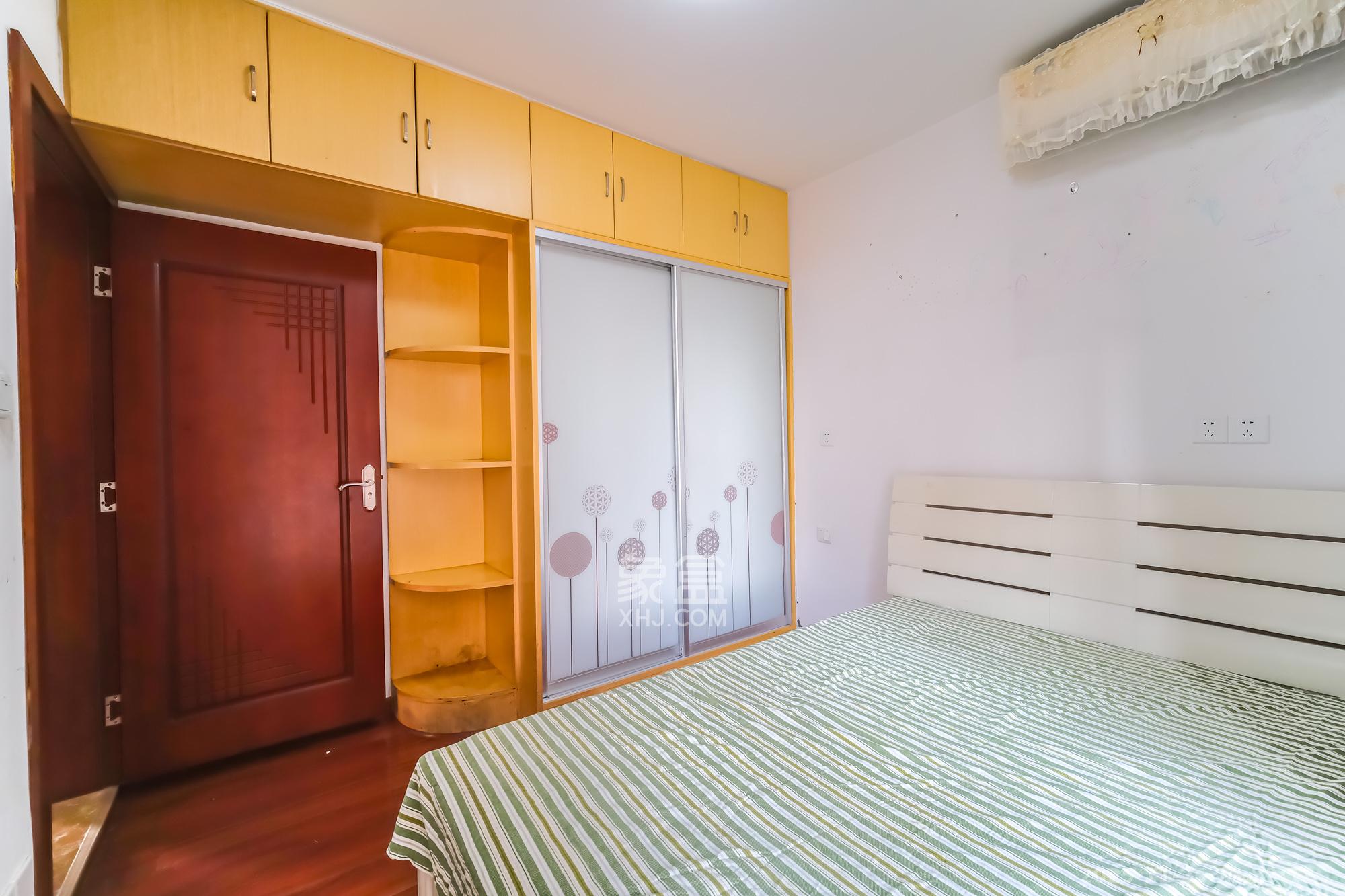 三一街区  3室2厅1卫    52.8万卧室