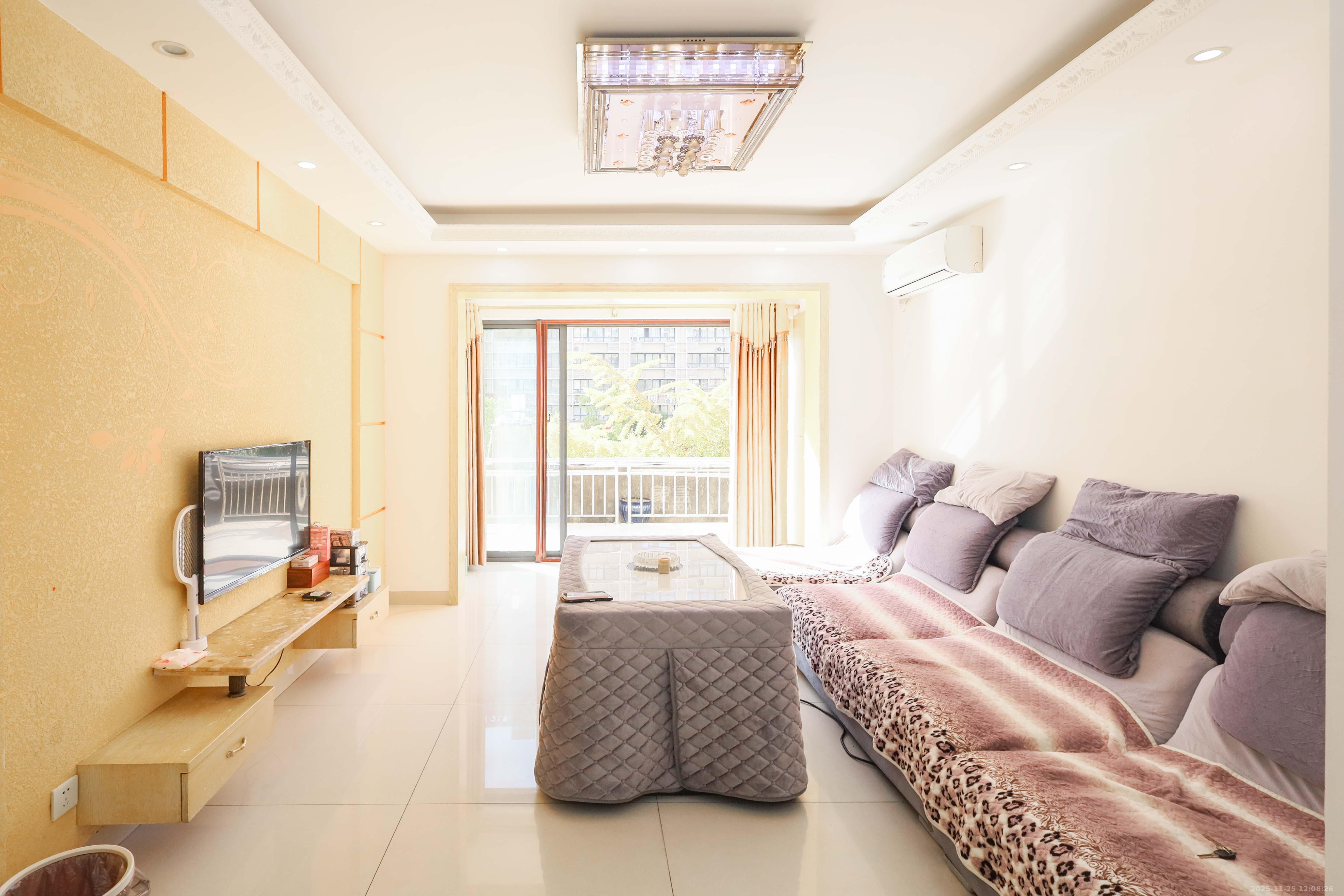 保利麓谷林语B区 2室1厅1卫 72.8万 保利麓谷林语B区 2室1厅1卫 72.8万客厅