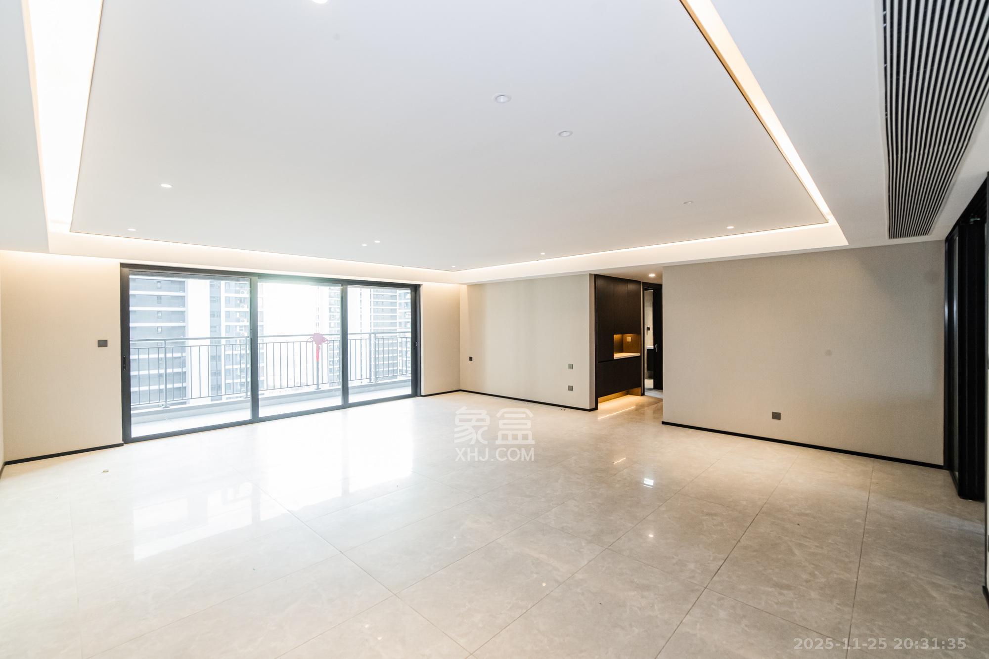 轨道万科璞悦湾  4室2厅3卫    320.0万客厅