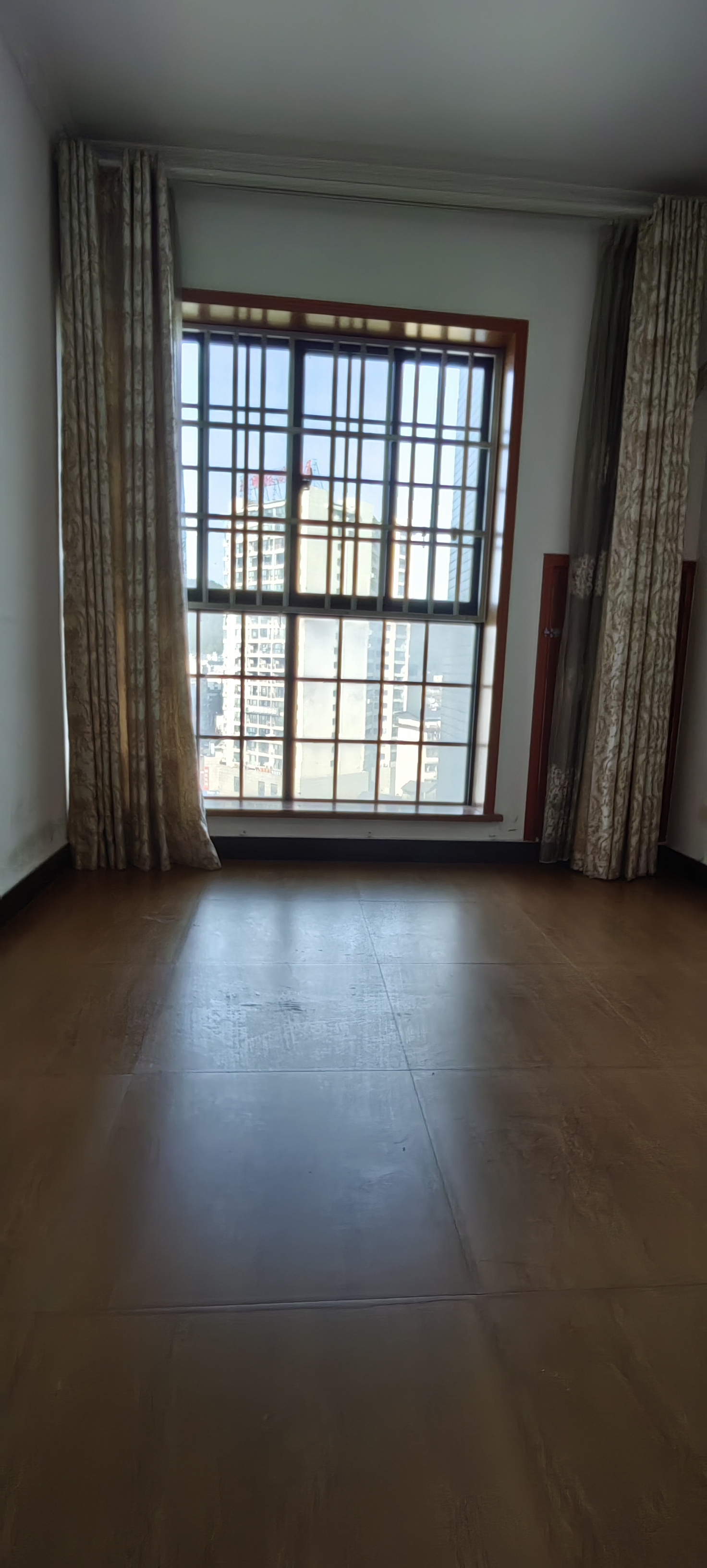 逸臣广场  3室2厅2卫    1800.0元/月室内图