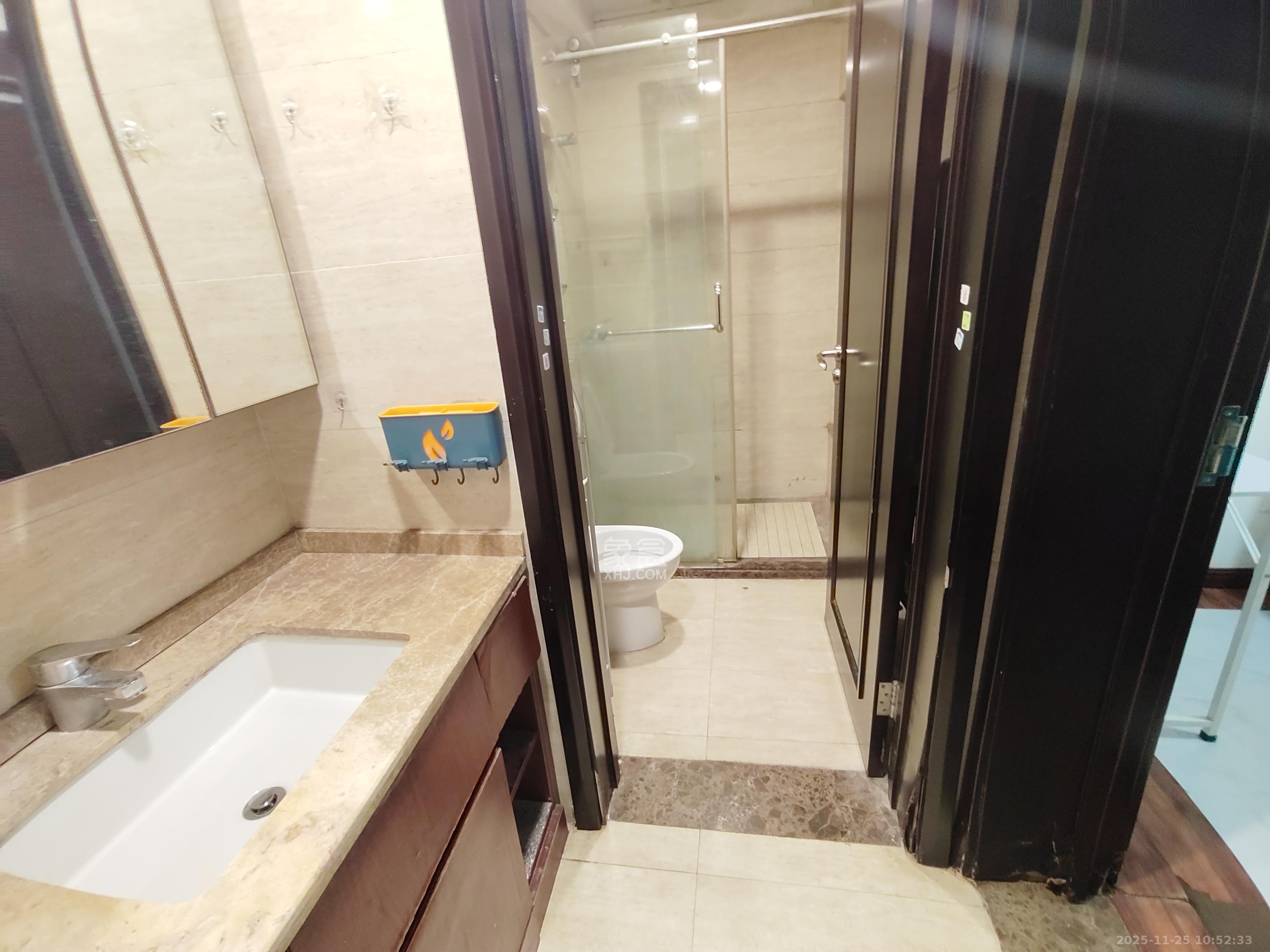 绿地中央广场  3室2厅1卫    2600.0元/月室内图