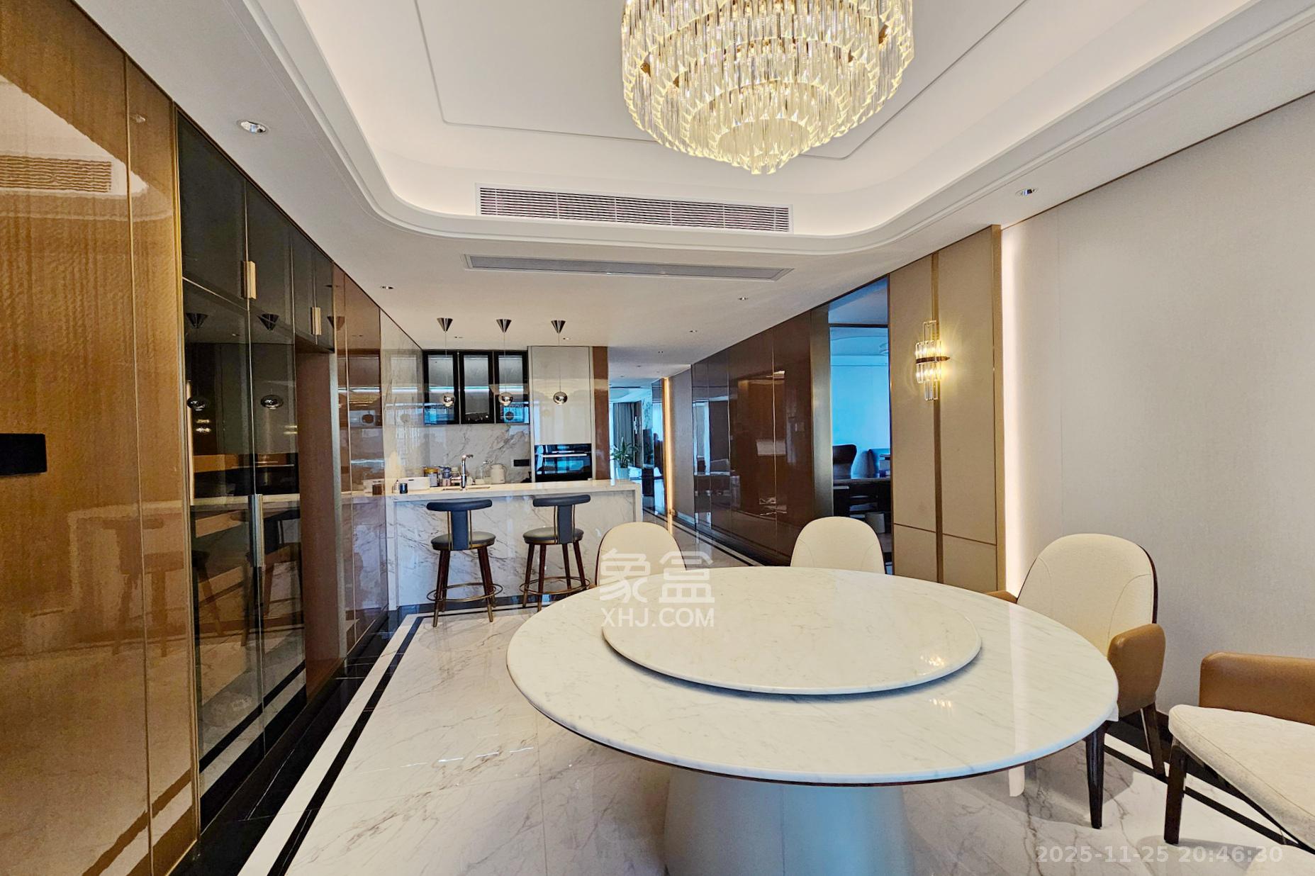 运达滨河广场  4室2厅3卫    580.0万客厅