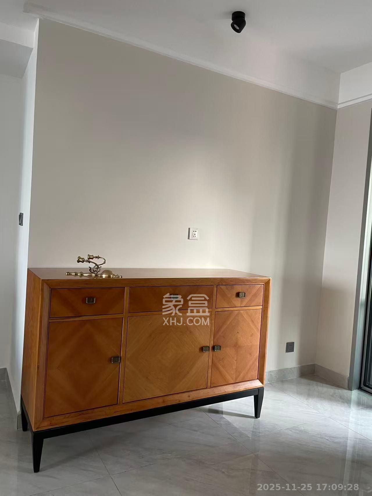 洋湖明园一期  3室2厅2卫    2500.0元/月室内图