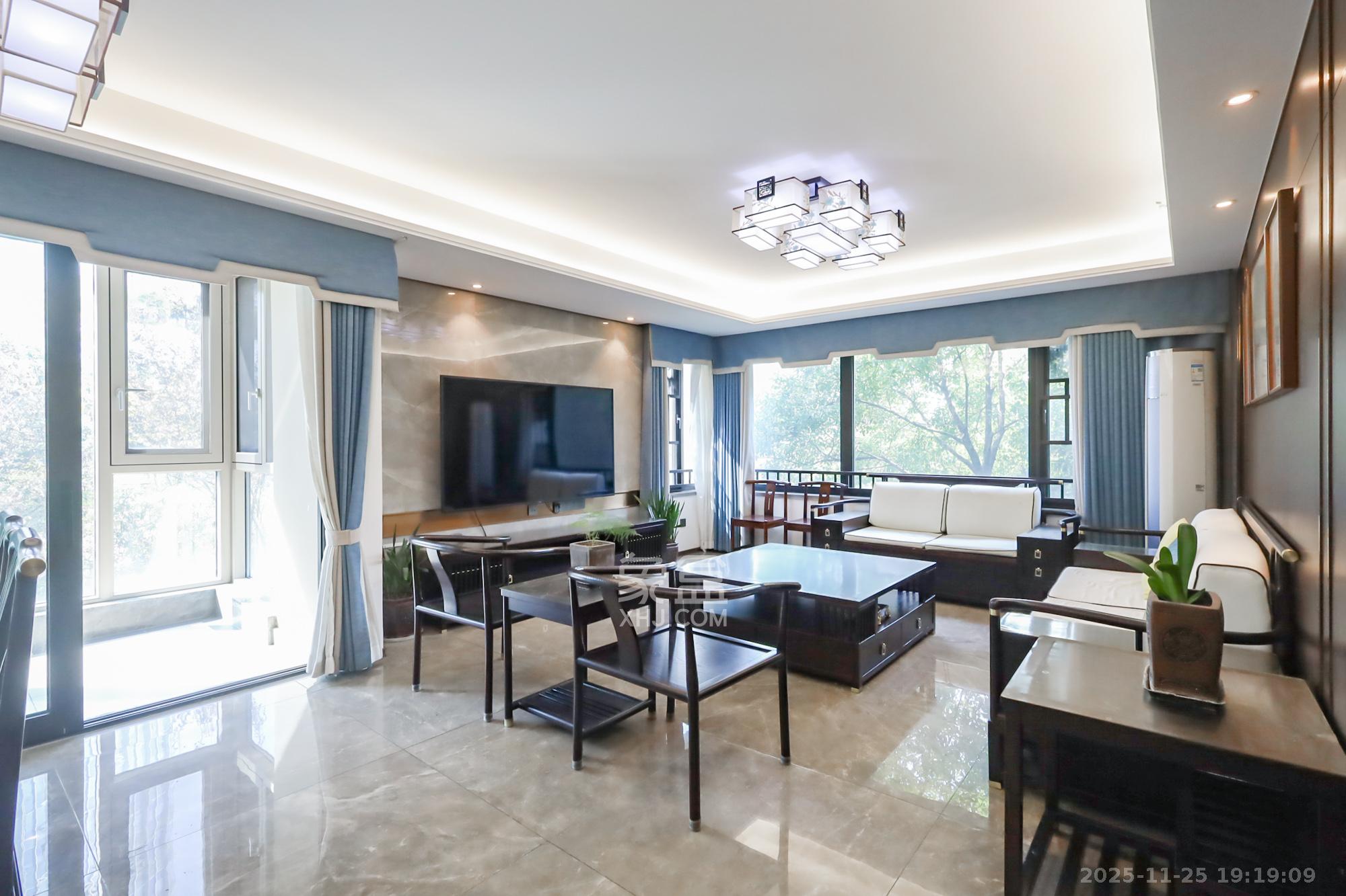 万科里金域国际  4室2厅2卫    318.0万客厅