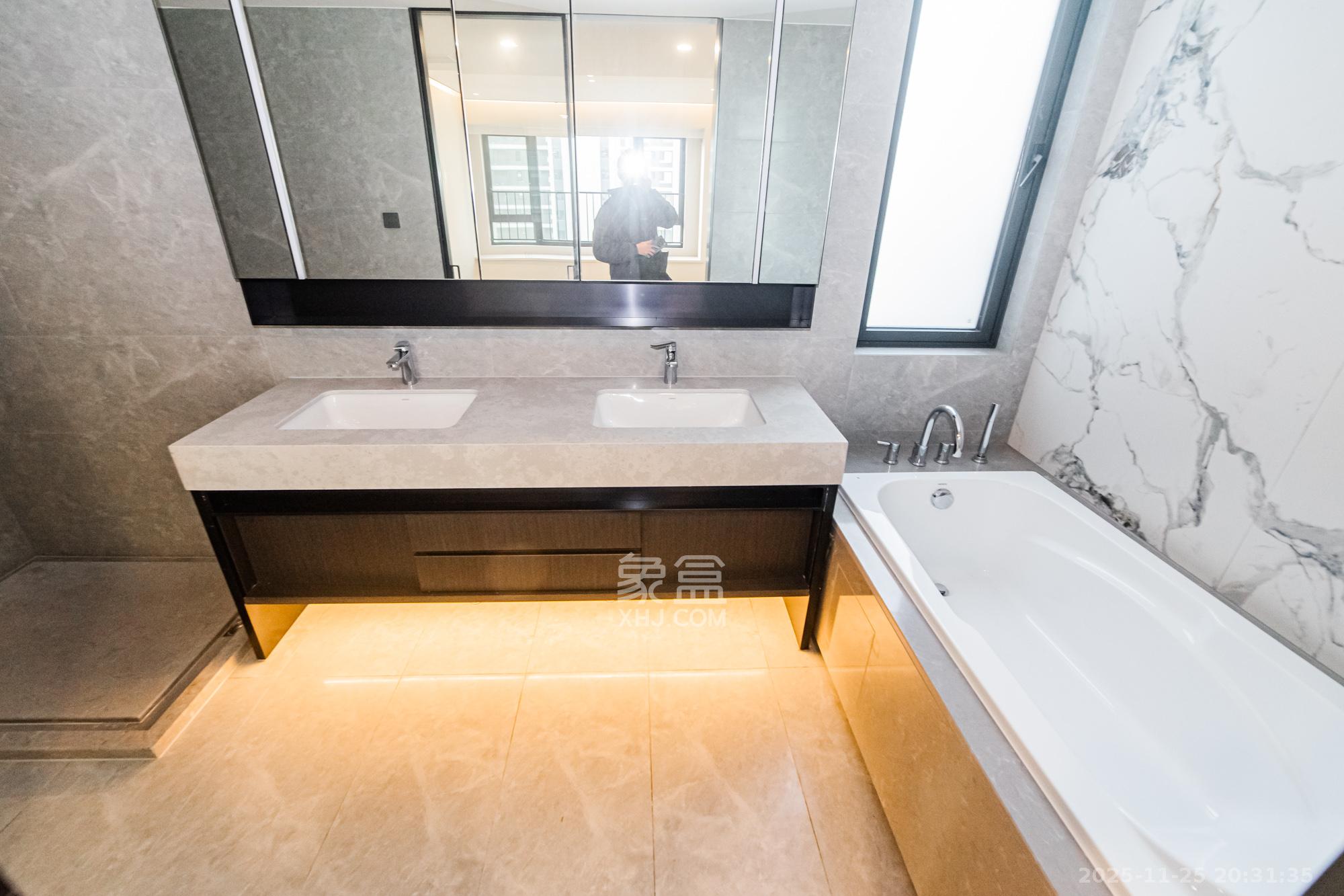 轨道万科璞悦湾  4室2厅3卫    320.0万卫生间