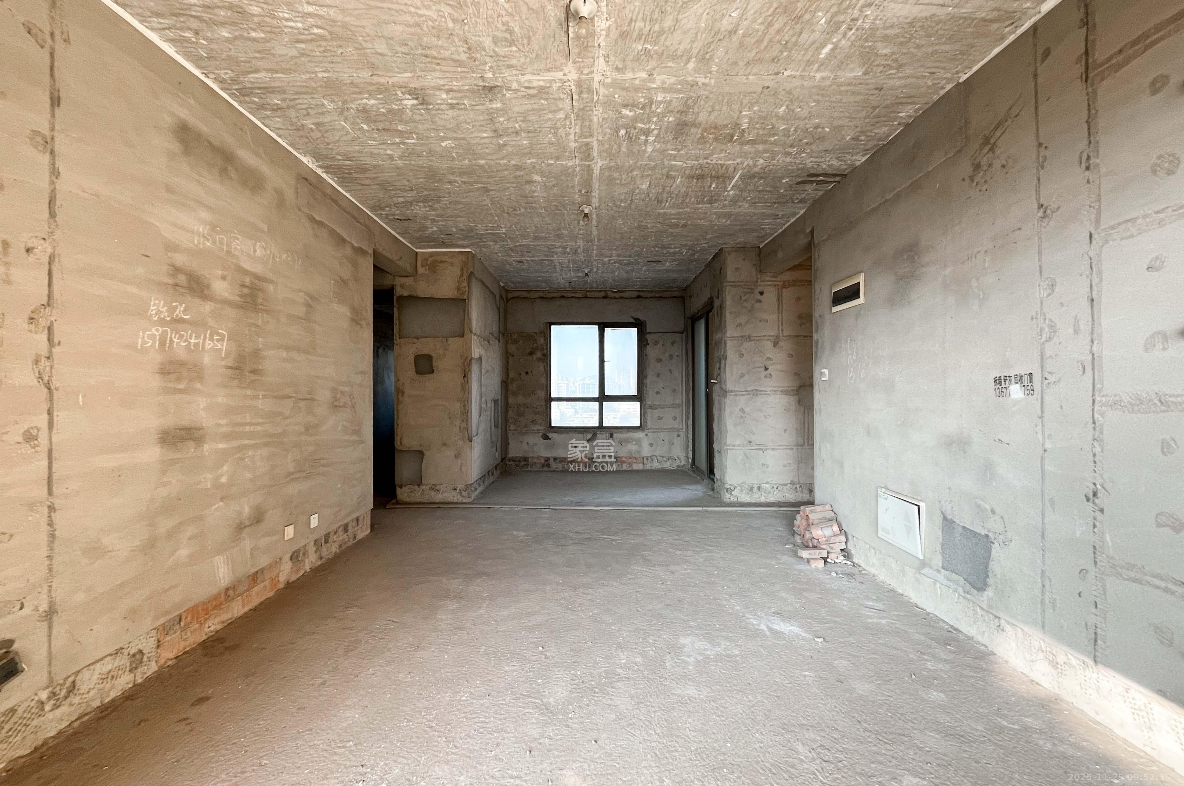 振业城二期 3室2厅2卫 131.8万 振业城二期 3室2厅2卫 131.8万客厅