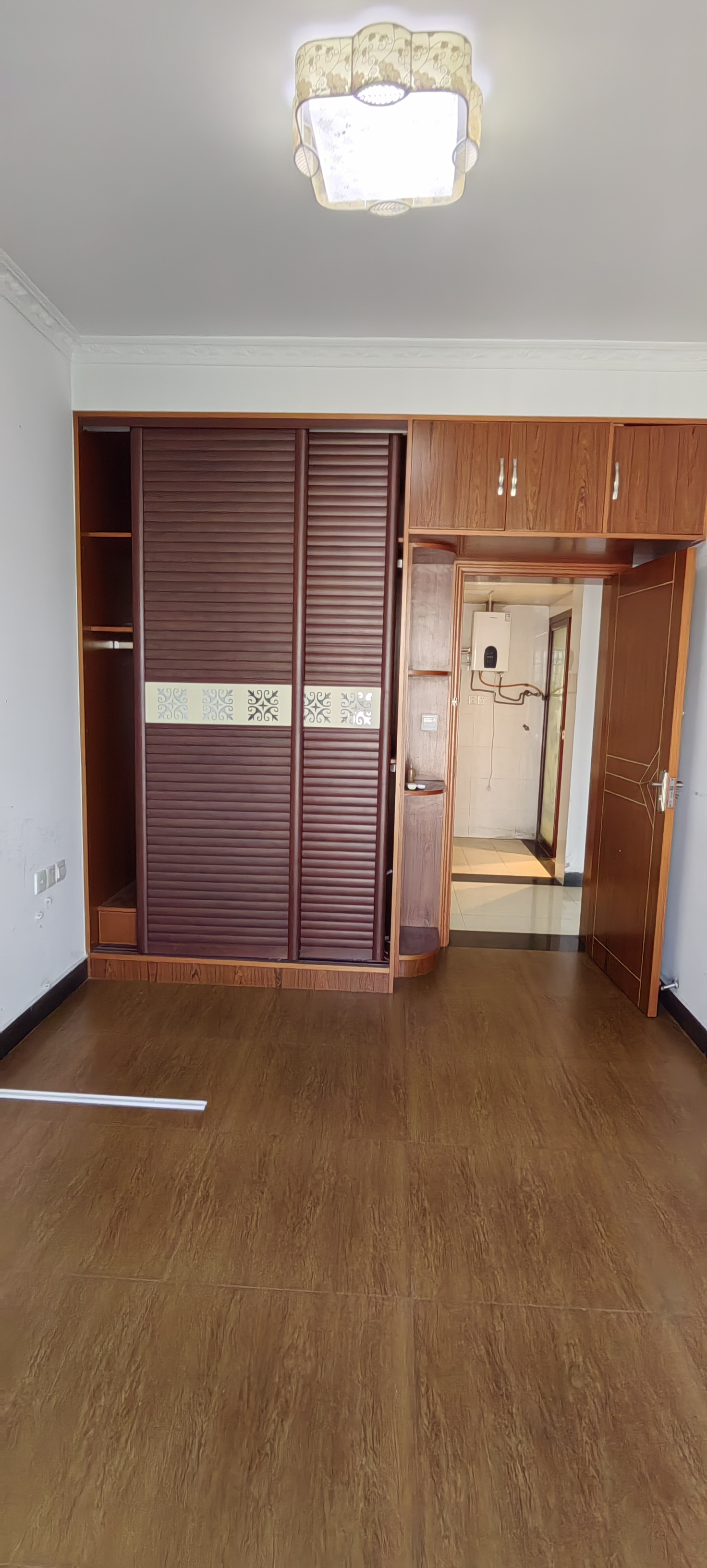 逸臣广场  3室2厅2卫    1800.0元/月室内图